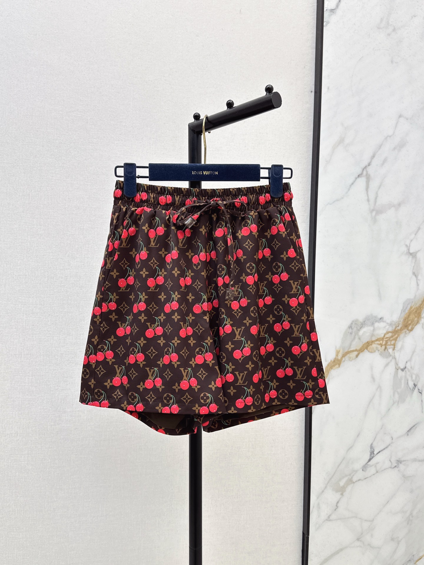 NO:335535,L family 25Ss————The latest spring and summer logp presbyterian pattern printed shorts, fashionable and tricky, A and well-behaved style, the style is easy to control for everyone, daily commuting, everything is OK, full of small details, exquisite workmanship, age-reducing fashion, good HOLD living style, deep in the heart of fairies, soft and textured, classic work, two colors on sale sml,, louis vuitton, shorts, alexander wang19860909L家 25Ss————春夏最新款logp老花图案印花短裤 若隐若现时尚小心机 可A可乖的风格 版型属于谁都好驾驭的 日常通勤穿什么的都是很OK 满满小细节太加分了 做工精致 减龄时尚 好HOLD住造型 深得仙女心 柔软有质感 经典之作 两色现货发售sml,,louis vuitton,shorts,alexander wang,Women's clothing