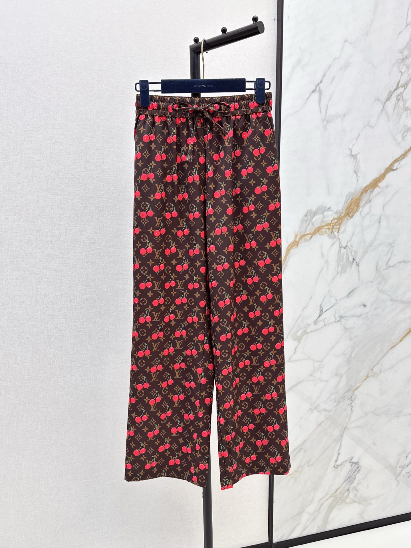 NO:335533,L family 25Ss————The latest spring and summer logp presbyterian pattern printed suit shirt   trousers. A set of matching is faintly fashionable and tricky. A style that is easy to control. Everyday commuting is very OK. The small details are too important. The workmanship is exquisite and age-reducing. Good HOLD living style. Deeply won the heart of a fairy. Soft and texture. Classic work. Two colors are available for sale. SML trousers,,louis vuitton,shirts,alexander wang.19860909L家 25Ss————春夏最新款logp老花图案印花套装衬衫 长裤 一套搭配若隐若现时尚小心机 可A可乖的风格 版型属于谁都好驾驭的 日常通勤穿什么的都是很OK 满满小细节太加分了 做工精致 减龄时尚 好HOLD住造型 深得仙女心 柔软有质感 经典之作 两色现货发售sml 长裤,,louis vuitton,shirts,alexander wang,Women's clothing