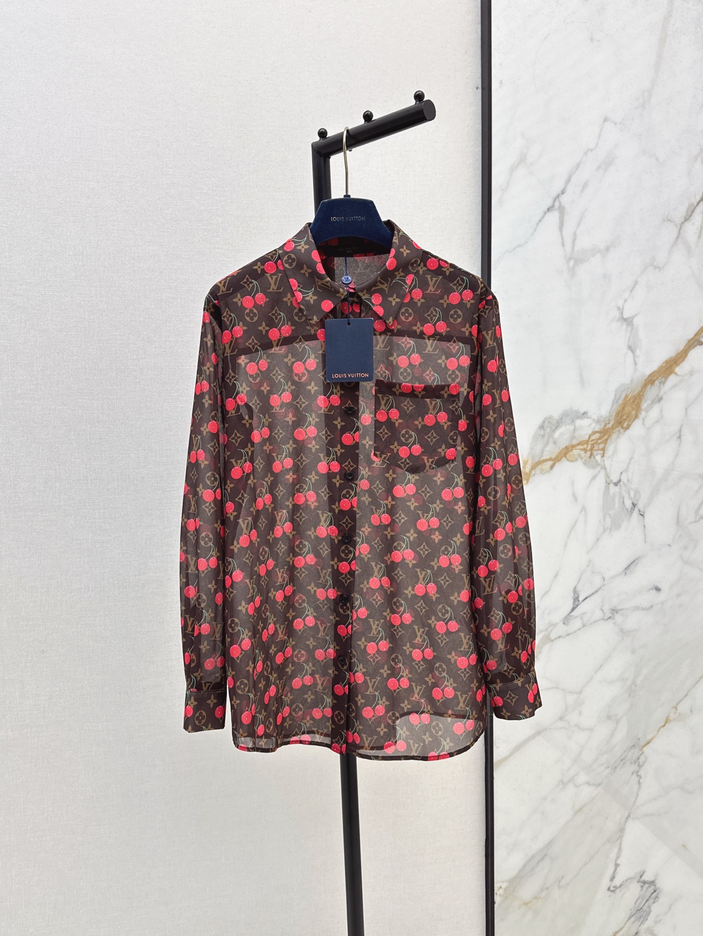 NO:335530,L family 25Ss————The latest spring and summer logp presbyterian pattern printed suit shirt   trousers. A set of matching is faintly fashionable and tricky. A style that is easy to control. Everyday commuting is very OK. The small details are too important. The workmanship is exquisite and age-reducing. Good HOLD living style. Deeply won the heart of fairies. Soft and texture. Classic work. Two colors are available for sale. SML shirts,,louis vuitton,shirts,alexander wang.19860909L家 25Ss————春夏最新款logp老花图案印花套装衬衫 长裤 一套搭配若隐若现时尚小心机 可A可乖的风格 版型属于谁都好驾驭的 日常通勤穿什么的都是很OK 满满小细节太加分了 做工精致 减龄时尚 好HOLD住造型 深得仙女心 柔软有质感 经典之作 两色现货发售sml 衬衫,,louis vuitton,shirts,alexander wang,Women's clothing