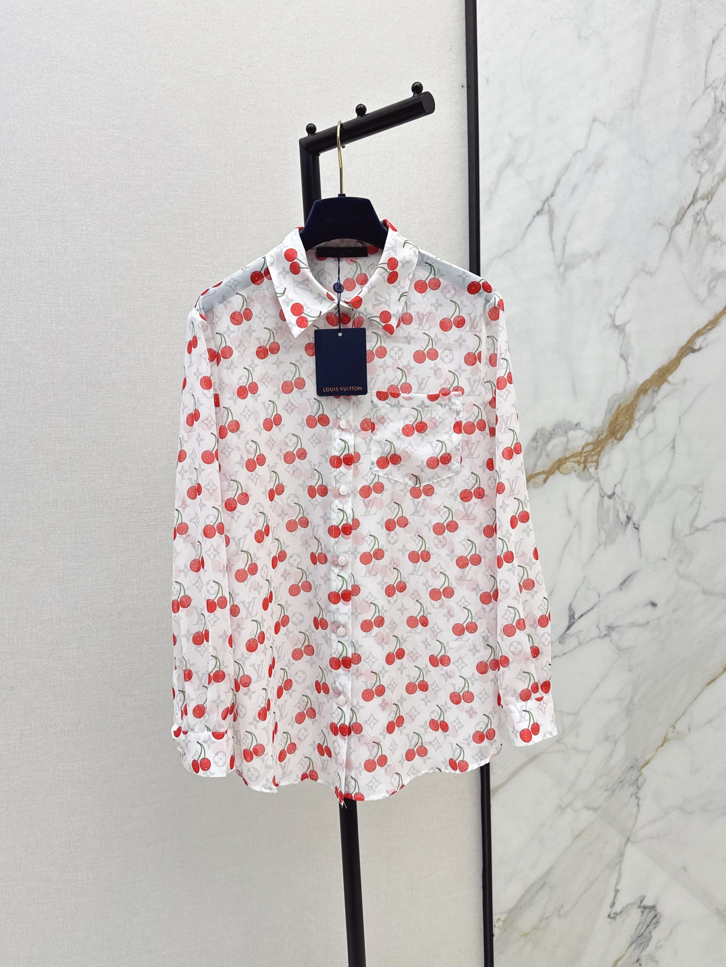 NO:335572,L family 25Ss————The latest spring and summer logp presbyterian pattern printed suit shirt   trousers. A set of matching is faintly fashionable and tricky. A style that is easy to control. Everyday commuting is very OK. The small details are too important. The workmanship is exquisite and age-reducing. Good HOLD living style. Deeply won the heart of fairies. Soft and texture. Classic work. Two colors are available for sale. SML shirts,,louis vuitton,shirts,alexander wang.19860909L家 25Ss————春夏最新款logp老花图案印花套装衬衫 长裤 一套搭配若隐若现时尚小心机 可A可乖的风格 版型属于谁都好驾驭的 日常通勤穿什么的都是很OK 满满小细节太加分了 做工精致 减龄时尚 好HOLD住造型 深得仙女心 柔软有质感 经典之作 两色现货发售sml 衬衫,,louis vuitton,shirts,alexander wang,Women's clothing