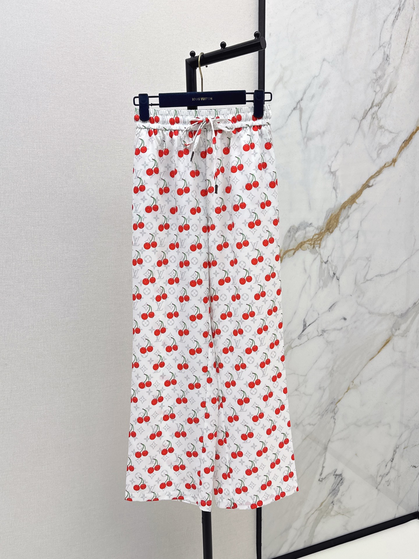 NO:335527,L family 25Ss————The latest spring and summer logp presbyterian pattern printed suit shirt   trousers. A set of matching is faintly fashionable and tricky. A style that is easy to control. Everyday commuting is very OK. The small details are too important. The workmanship is exquisite and age-reducing. Good HOLD living style. Deeply won the heart of a fairy. Soft and texture. Classic work. Two colors are available for sale. SML trousers,,louis vuitton,shirts,alexander wang.19860909L家 25Ss————春夏最新款logp老花图案印花套装衬衫 长裤 一套搭配若隐若现时尚小心机 可A可乖的风格 版型属于谁都好驾驭的 日常通勤穿什么的都是很OK 满满小细节太加分了 做工精致 减龄时尚 好HOLD住造型 深得仙女心 柔软有质感 经典之作 两色现货发售sml 长裤,,louis vuitton,shirts,alexander wang,Women's clothing