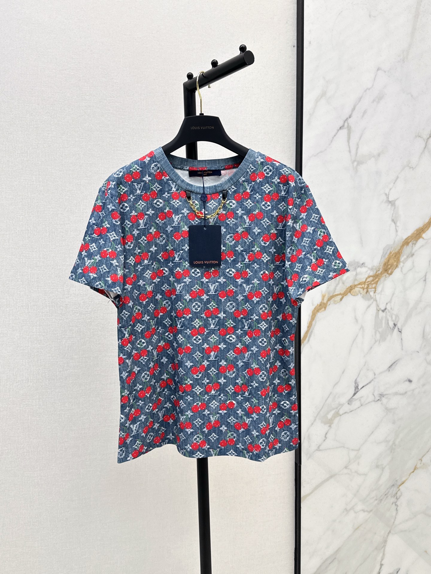 NO:335571,L Home 25Ss————The latest spring and summer logo presbyopia pattern short-sleeved T-shirt is very dense and has a great feel. The details are perfect, the regular version is not picky at all, simple and generous. Three colors are available for sale in stock., louis vuitton, T-shirt,tees, t-shirt,alexander wang19860909L家 25Ss————春夏最新款logo老花图案短袖T恤密度很高手感超好 细节完美常规版型上身完全不挑人简单大方 三色现货发售sml,,louis vuitton,T-shirt,tees，t-shirt,alexander wang,Women's clothing