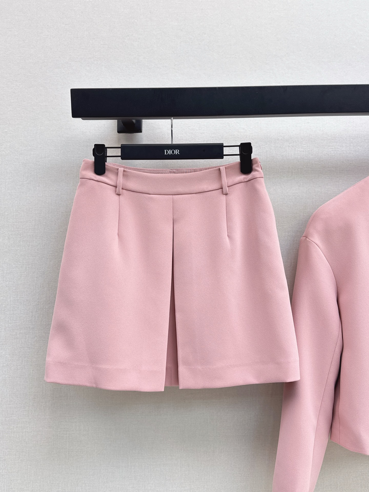 NO:335568,CD 25Ss————The latest celebrity temperament set in spring and summer, pink V-neck short jacket   A-line pleated skirt. Nude pink fashionable and high-end outfit, taking into account sweet temperament and temperature. Classic CD pearl buckle embellishment. Three-dimensional tailored short jacket. Delivery custom logo brooch decoration. Sweet and exquisite. A set of upper body reduces age and fashionable temperament is also very good. One color is divided into development. SML skirts, skirts, skirts, jackets & coats, brooch, breastpin, alexander wang19860909CD 25Ss————春夏最新款名媛气质套装粉色V领短外套 A字压褶短裙 裸粉色时髦高级的穿搭 兼顾甜美气质与温度 经典的CD珍珠扣点缀 立体剪裁短款外套 配送定制logo胸针装饰 甜美又不失精致 一套上身减龄又时髦气质重要场合也很不错 一色分开发 现货发售sml 半裙,,skirts,jackets & coats,brooch，breastpin,alexander wang,Women's clothing