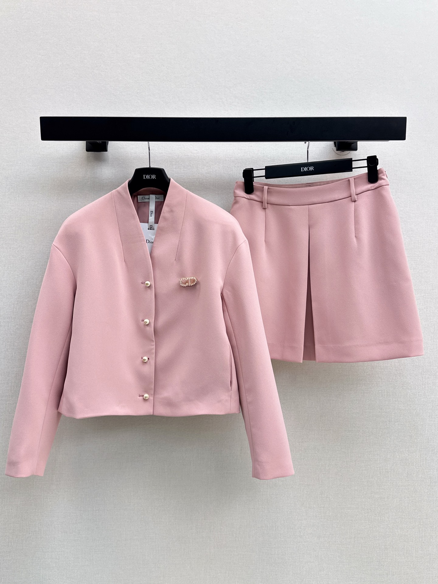 NO:335567,CD 25Ss————The latest spring and summer socialite temperament suit pink V-neck short jacket   A-line pleated skirt. Nude pink fashionable and high-end outfits. Taking into account sweet temperament and temperature. Classic CD pearl buckle embellishment. Three-dimensional tailored short jacket. Delivery custom logo brooch. Sweet and exquisite. An important occasion is also very good for upper body age-reducing and fashionable temperament. One color is divided into development. SML jackets are available in stock, skirts, jackets & coats, brooch, breastpin, alexander wang.19860909CD 25Ss————春夏最新款名媛气质套装粉色V领短外套 A字压褶短裙 裸粉色时髦高级的穿搭 兼顾甜美气质与温度 经典的CD珍珠扣点缀 立体剪裁短款外套 配送定制logo胸针装饰 甜美又不失精致 一套上身减龄又时髦气质重要场合也很不错 一色分开发 现货发售sml外套,,skirts,jackets & coats,brooch，breastpin,alexander wang,Women's clothing