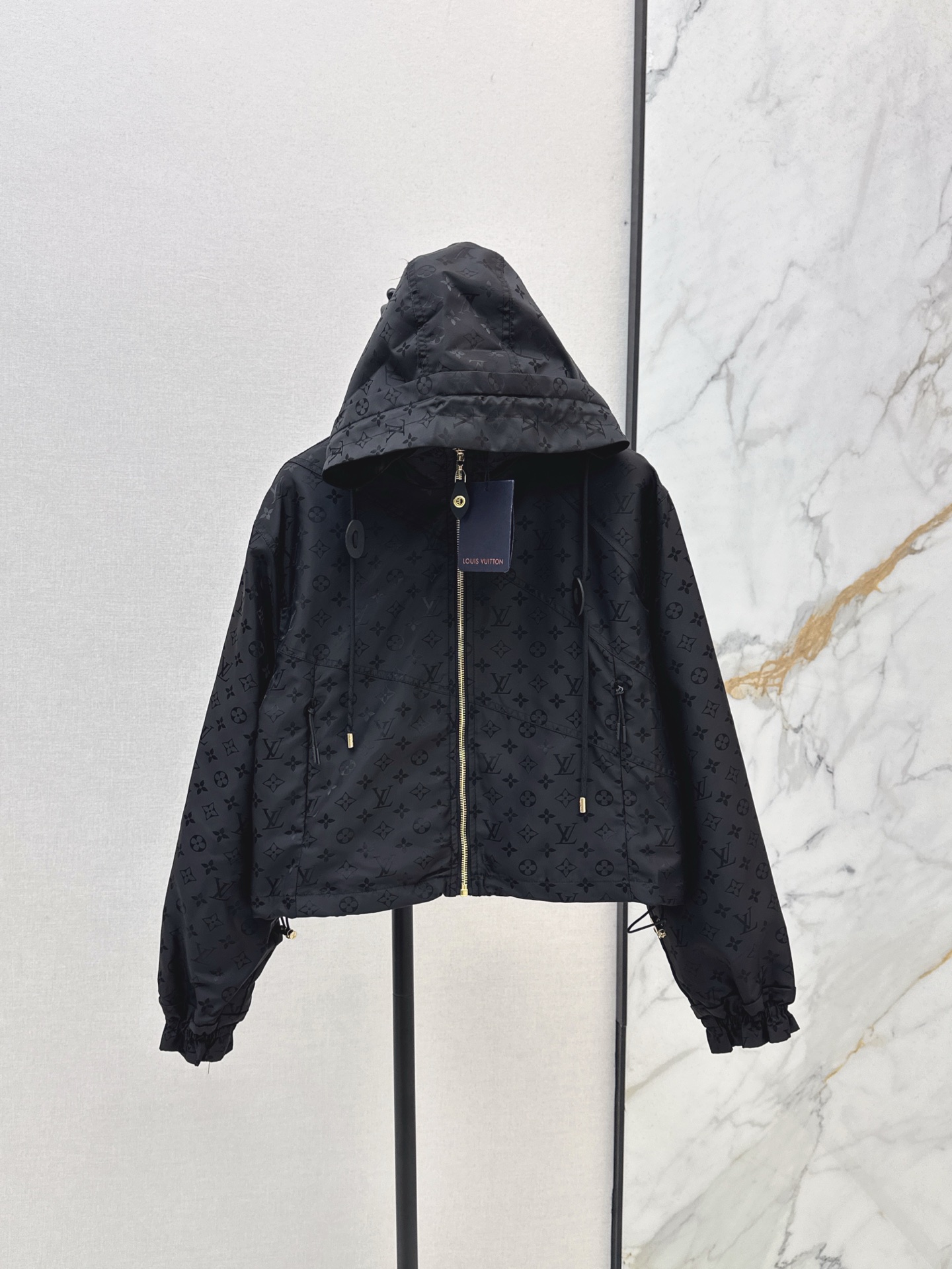 NO:335532,L family 25Ss————The latest spring and summer dark pattern presbyterian hooded jacket, which can be regarded as a god. The upper body looks too slim and fashionable. The classic presbyterian series that must be released every year. Hooded drawstring lace design, furry lace elastic sleeve design, loose short style and casual matching, no choice at all. The length is also super good. Wind and sun protection are all OK. SML is available in stock,,louis vuitton, jackets & coats,hats,alexander wang19860909L家 25Ss————春夏最新款暗纹老花连帽外套 可以封神的老花外套 上身太显瘦时髦了 每年必出的经典老花系列 连帽抽绳系带设计 木耳花边松紧衣袖设计 宽松短款版型随意搭配 完全不会挑身材 长度也是超显个 防风防晒都很ok 一色现货发售sml,,louis vuitton,jackets & coats,hats,alexander wang,Women's clothing