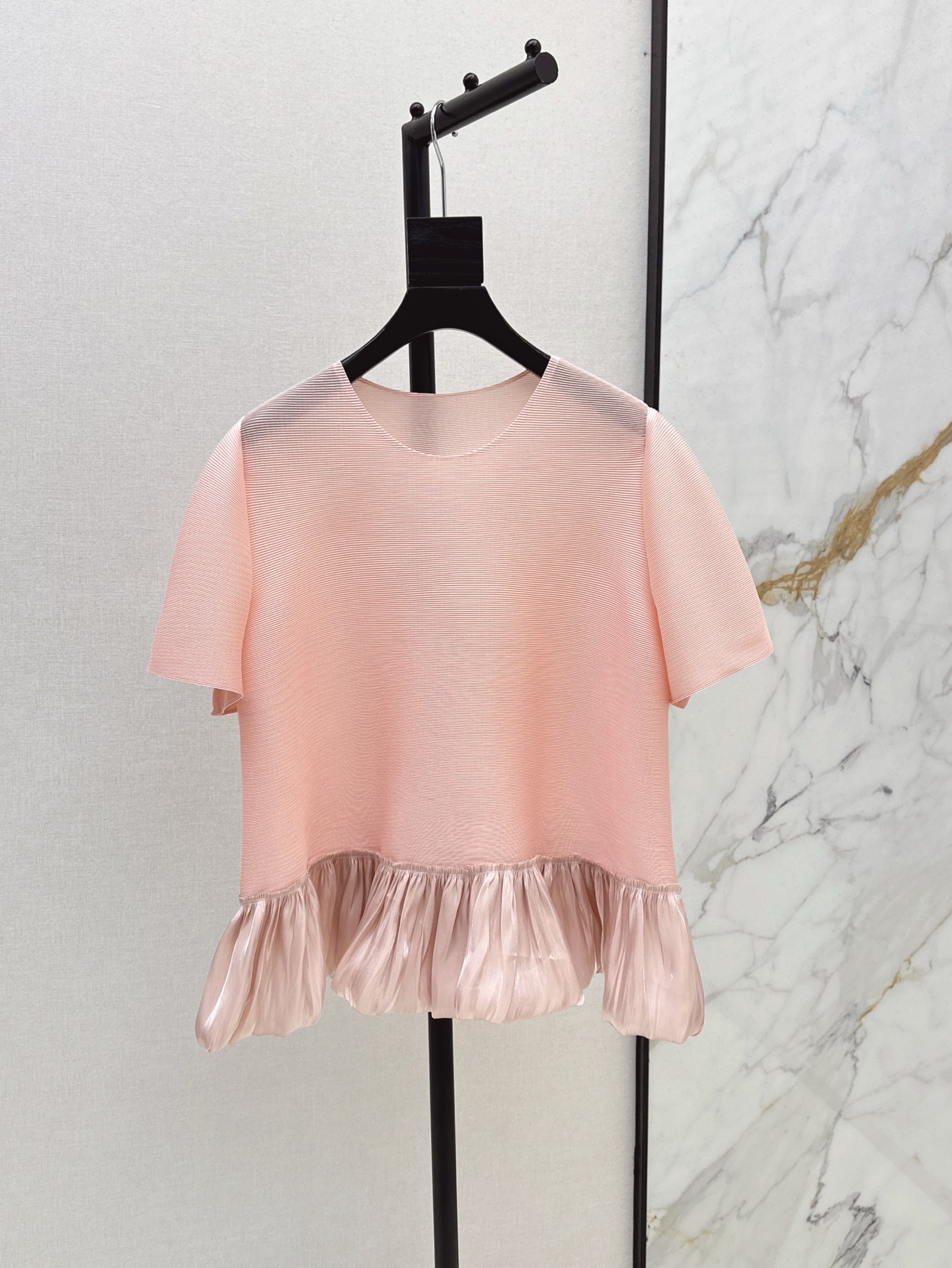 NO:335529,Fashionable tone Miyake Ichisaki 25Ss - the latest classic short-sleeved top in spring and summer can be said to be the best to wear. The fabric is super refreshing, the elastic scale is very large, the upper body is super versatile, you don’t care about any figure and age, you can wear your own tone. Three colors are available in stock and one size!  (shoulder width 38 bust 112 length 61), isseymiyake, T-shirt, alexander wang19860909时髦腔调感 三宅一生 25Ss——春夏最新万年经典短袖上衣真的可以说是最好穿的一款了 面料超清爽 弹力尺度很大 上身超级百搭 不在乎任何身材和年龄 都可以穿出自己的腔调 三色现货发售均码 ！（肩宽38胸围112衣长61）,,isseymiyake,T-shirt,alexander wang,Women's clothing