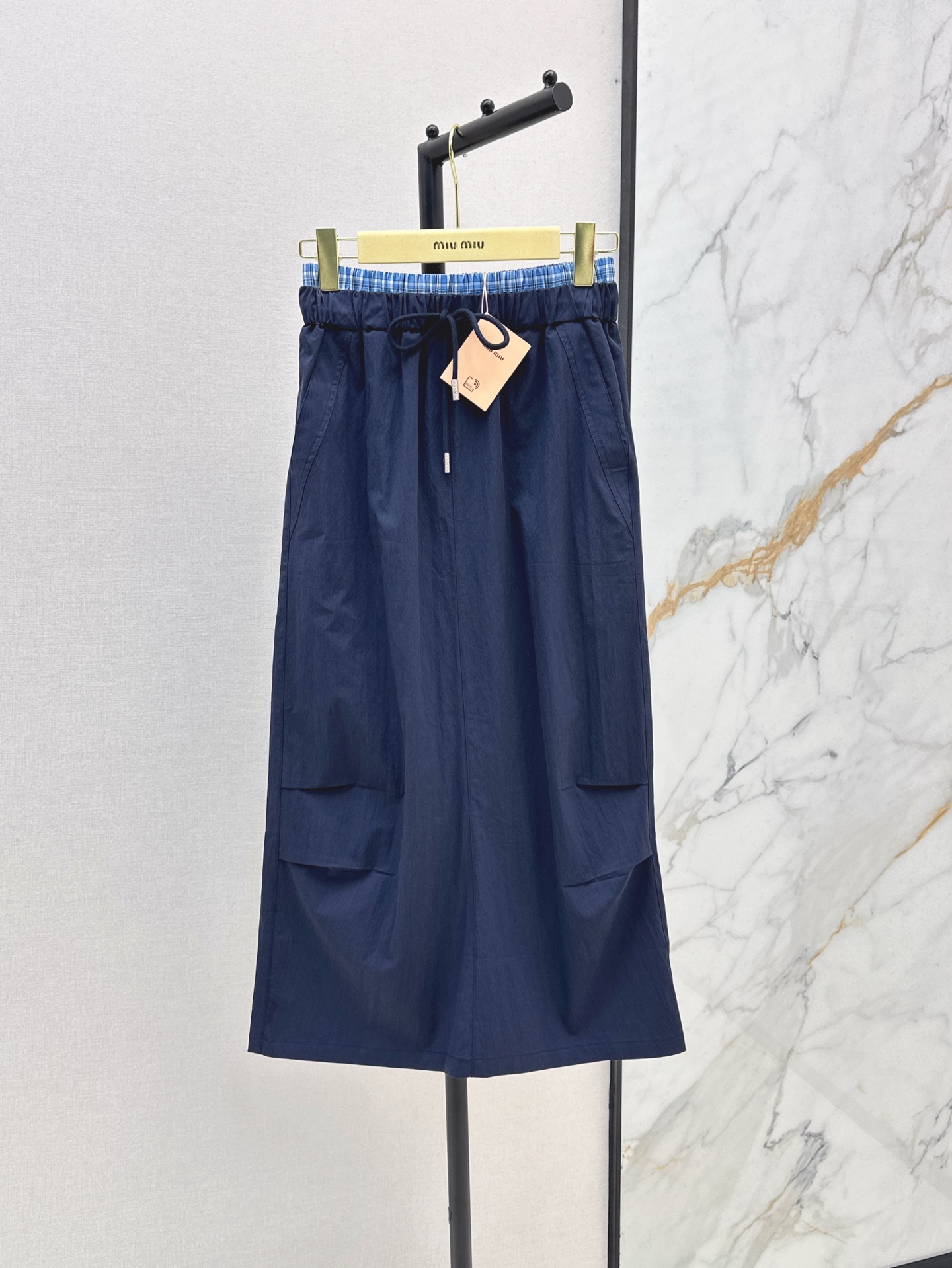 NO:335546,Miu 25Ss—————The latest spring and summer spliced ​​plaid decorative long skirt fashionable and low-key, temperament and luxury high-end style, versatile and not picky, original customized technology fabric, two colors on sale sml,,miumiu, skirts, alexander wang19860909Miu 25Ss—————春夏最新款拼接格纹装饰长款半裙时髦低调 气质又奢华高级 版型百搭不挑人 原版定制科技面料 两色现货发售sml,,miumiu,skirts,alexander wang,Women's clothing