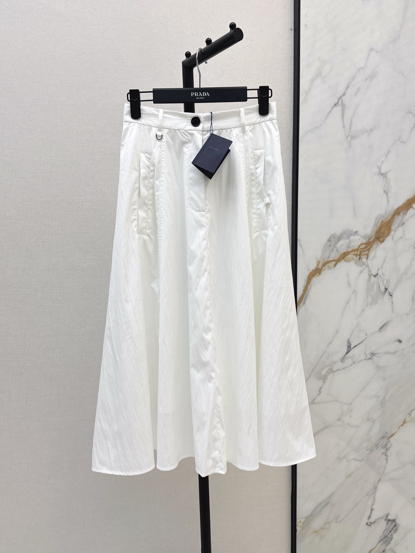 NO:335544,Excellent versatile single item PD 25Ss————The latest spring and summer long pleated A-line skirt with a full tone. The high-waisted style is very easy to wear. It is very inclusive. It covers the hips and makes you look slim. What hips are wide? The hips are not good. The thighs are thick. All the thighs are covered. It is neat and slim and versatile. It is very atmospheric. It is very at ease. Two colors are available for sale in stock. SML, skirts, alexander wang.19860909超赞的百搭单品 PD 25Ss————春夏最新款长款压褶A字半裙腔调感足足的 高腰版型设计很好穿 包容性很大 遮胯显瘦 什么胯宽 臀型不好 大腿粗通通给你遮住 利落显瘦又百搭各种上衣 非常大气 放心入 两色现货发售sml,,skirts,alexander wang,Women's clothing