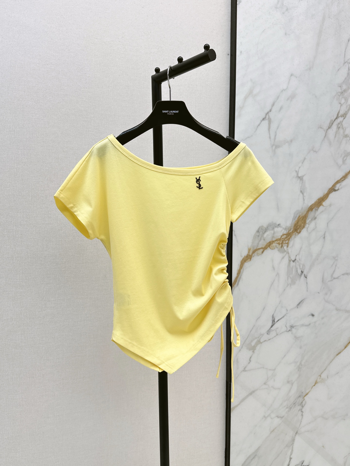 NO:335540,190SL 25Ss—————The latest spring and summer one-length letter pullover top custom-made cotton-blend fabric, light and breathable, comfortable and soft, one-length neck reveals the shoulder and neck, making it look thinner and feminine. Contrasting letter decoration on the chest, showing high-end positioning and fashionable tone, regular style, creating a gentle and quiet literary atmosphere, four-color spot on sale sml, loro piano, alexander wang19860909190SL 25Ss————春夏最新款一字领字母套头上衣定制棉混纺面料 质感轻薄透气 舒适柔软 一字肩领口露出肩颈更显瘦显女人味 胸前撞色字母装饰 彰显高级定位和时尚调性 常规版型 打造温柔恬静的文艺氛围感 四色现货发售sml,,loro piana,alexander wang,Women's clothing