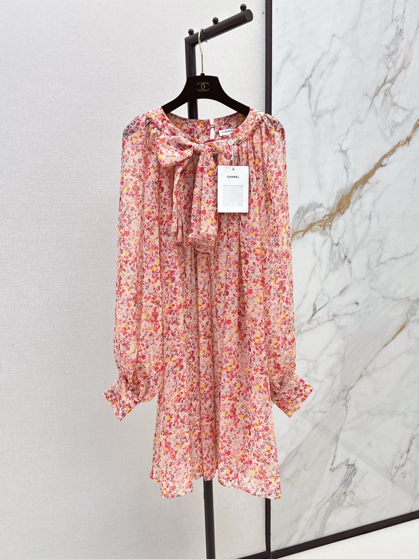 NO:335538,Recommended single model C home 25Ss———The latest spring and summer style palace style bow knot decorative printed blouse skirt silk small floral retro romantic boat neck lantern sleeve design pleated loose style beautiful, elegant and low-key luxury temperament elegant versatile and not picky on people, elegant and sweet. One color is available for sale in stock sml, chanel, skirts, alexander wang19860909爆单款推荐 C家 25Ss————春夏最新款宫廷风蝴蝶结结装饰印花罩衫裙人丝小碎花复古浪漫 船领灯笼袖设计褶皱宽松版型 唯美飘逸低调奢华气质优雅 百搭不挑人上身 优雅不失甜美 一色现货发售sml,,chanel,skirts,alexander wang,Women's clothing