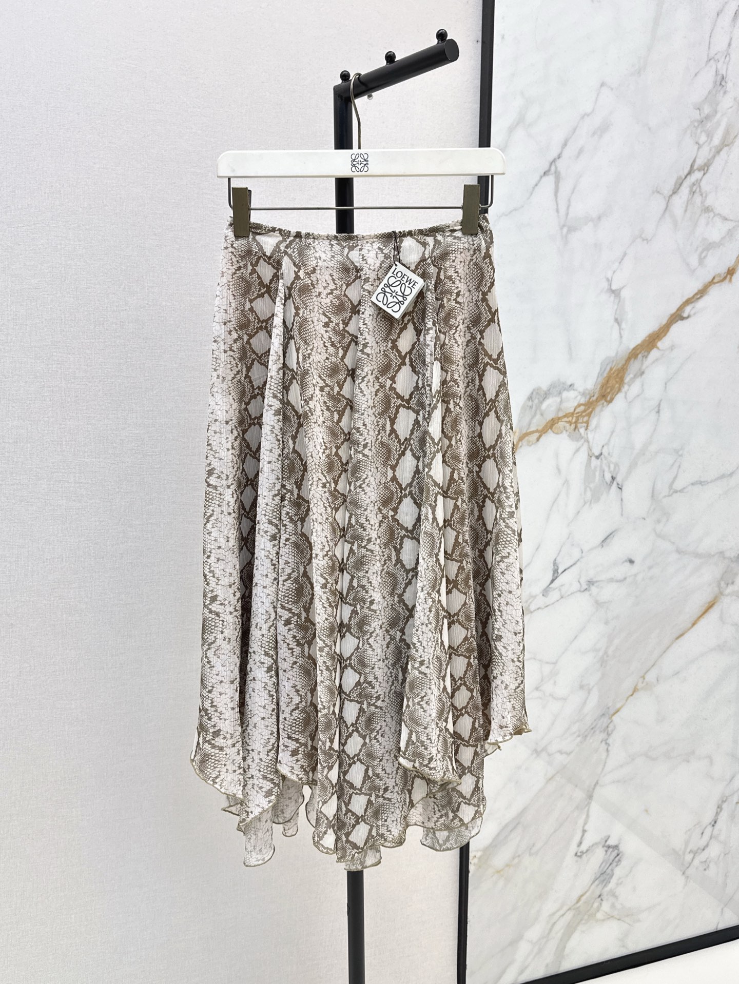 NO:335534,Loe 25Ss——————The latest French holiday style printed skirt in spring and summer, slanted and irregular flowing skirt design, walking style, fashionable, lazy and casual versatile items, two colors for sale in stock, sml, loewe, skirts, alexander wang19860909Loe 25Ss—————春夏最新款法式度假风印花半身裙斜裁不规则飘逸裙摆设计走路带风 个性时髦慵懒随性的百搭单品 两色现货发售sml,,loewe,skirts,alexander wang,Women's clothing