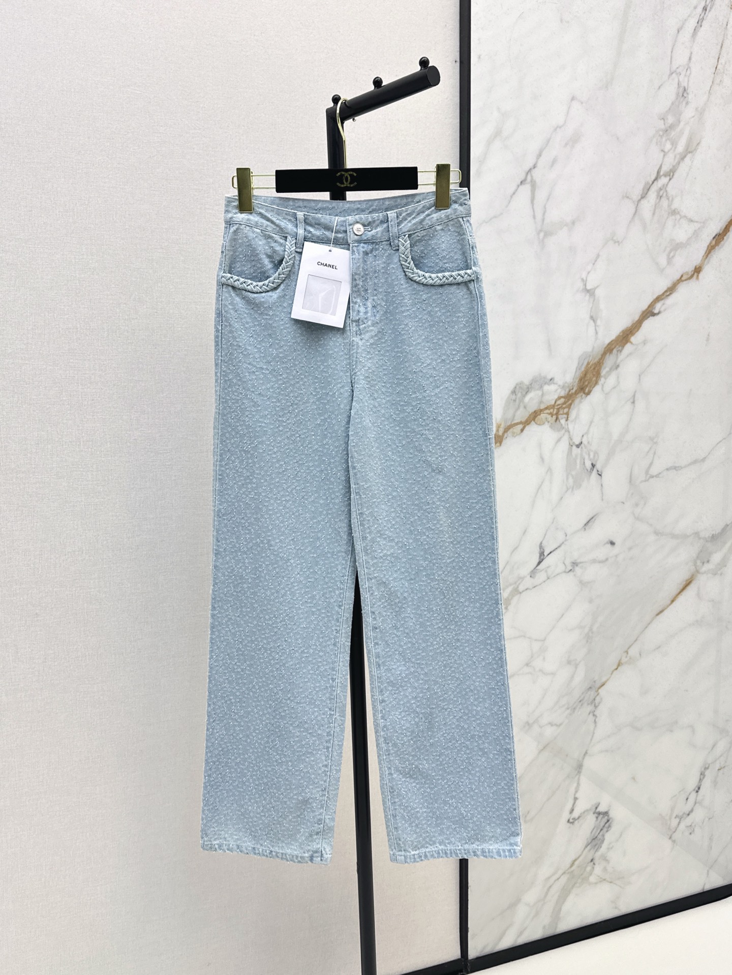 NO:335525,C home 25Ss————The latest custom-made straight-leg jeans in spring and summer. They are simply a walking tool for long legs. Straight-leg styling is not picky and versatile. Wear a jacket and T-shirt at will. The key is to wear it for no time. It is worth collecting and looking at. The details are also in place. SML, Chanel, jeans, jackets & coats, tees, t-shirt, alexander wang19860909C家 25Ss————春夏最新款定制面料直筒牛仔裤 简直就是行走的显长腿神器 直筒的版型 不挑人又百搭 外套T恤随意搭 重点是穿多久都不会过时 值得收藏特别耐看 细节也很到位 一色现货发售sml,,chanel,jeans,jackets & coats,tees，t-shirt,alexander wang,Women's clothing