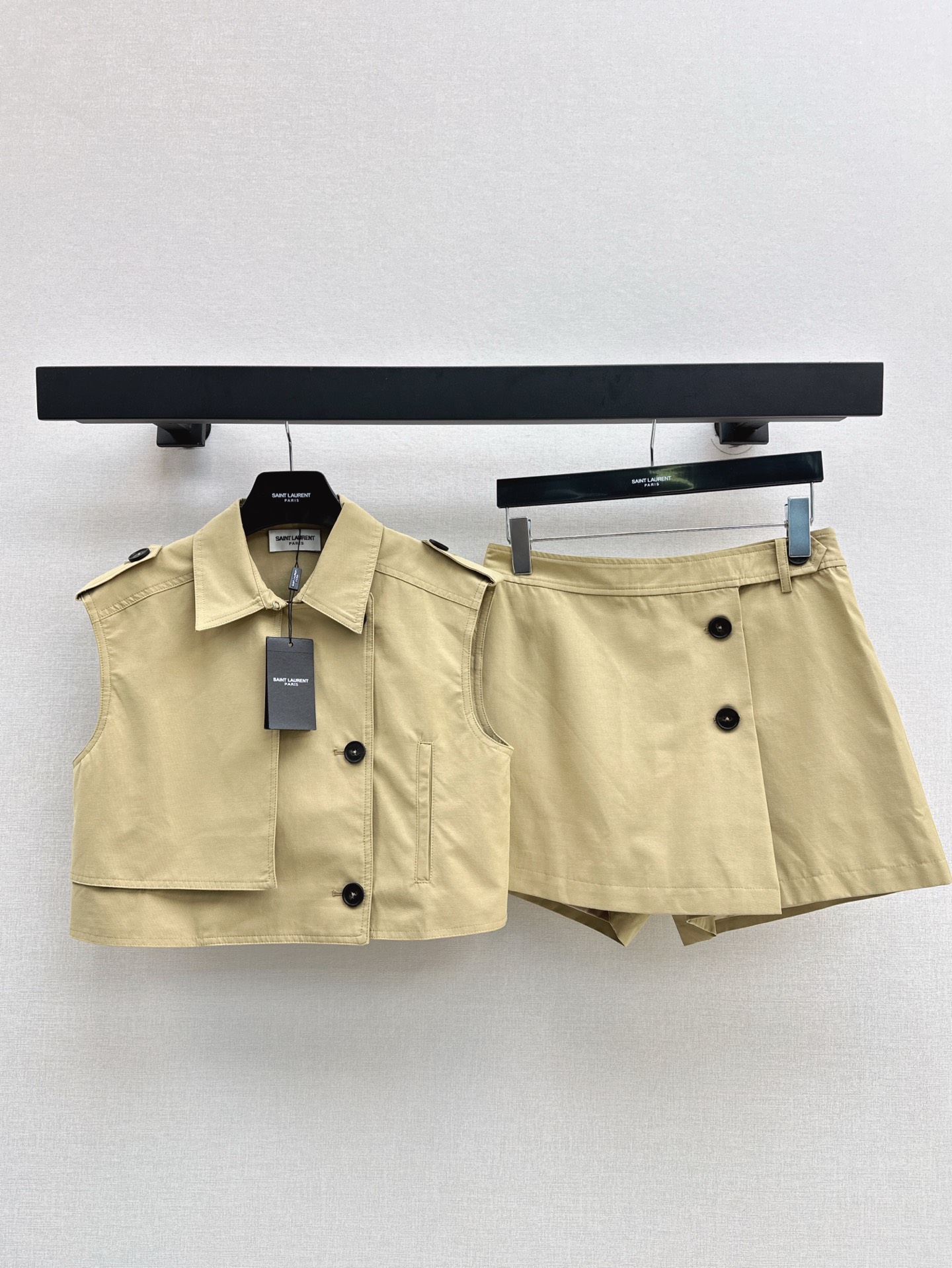 NO:335520,Full of handsomeness SLP 25Ss————The latest handsome workwear style suit, small short lapel top   skirt pants, the upper body has a cool temperament, and you will never be able to go out every day. Customized windbreaker fabric, the texture is very high-end and breathable, very suitable for summer wear. A set of upper body, a daughter with a daughter's visual feeling, a set of out one color is available for sale in stock, sml, loro piano, skirts, alexander wang19860909帅气感满满 SLP 25Ss————春夏最新款帅气工装风套装小短款翻领上衣 裙裤 上身自带飒气气质 日常出门绝对不会撞款 定制风衣面料 质感很高级又透气 非常适合夏天穿 一套上身千金小姐即视感 一套出 一色现货发售sml,,loro piana,skirts,alexander wang,Women's clothing