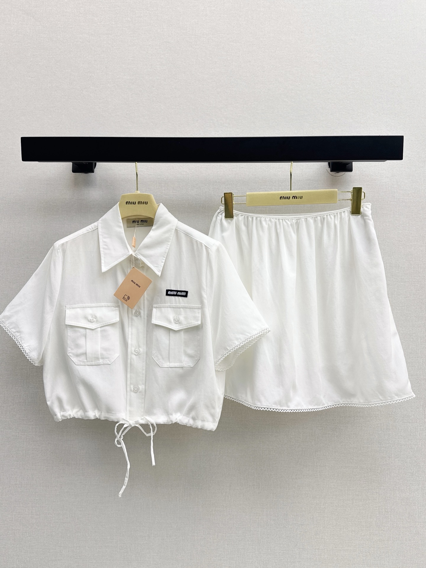 NO:335514,Recommended single models Miu 25Ss————The latest spring and summer age-reducing suit small logo short shirt   skirt. The real thing is so beautiful. It shows temperament. Classic short tailoring. A set of matching makes the legs look longer. Random lazy. Tennis linen blend fabric. It is light and breathable. Small logo badge decoration details online. One set is available in stock. SML, miumiu, skirts, shirts, alexander wang.19860909爆单款推荐 Miu 25Ss————春夏最新款减龄套装小logo短款衬衫  半裙 实物太好看了 很显气质 经典短款的剪裁 一套搭配显长腿比例 随意慵懒 天丝亚麻混纺面料 轻薄透气性很好 小logo徽章装饰细节感在线 一套出 一色现货发售sml,,miumiu,skirts,shirts,alexander wang,Women's clothing