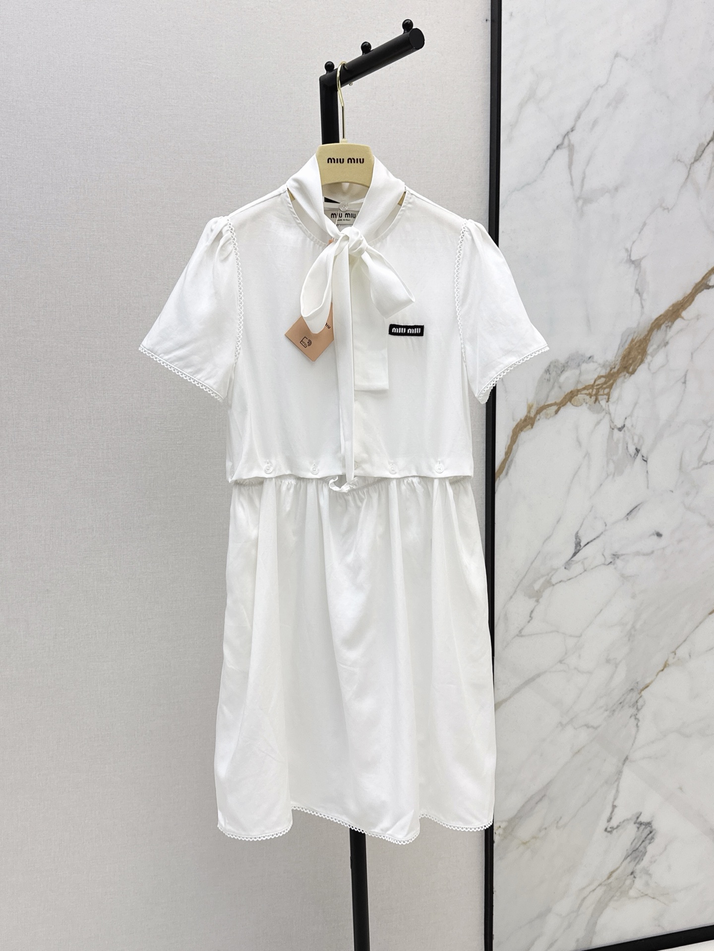 NO:335512,Miu 25Ss————The latest fashionable molecular deconstruction dress in spring and summer. Scarf-style streamer age reduction design. Embroidered water-soluble lace design is sweet and cool. It is not picky about people. The upper body looks huge and slim, salty or sweet. The youthful girlish style is clean and pure white. The upper body is age-reducing and fairy-like. The same color is available for sale in stock. sml!  ,miumiu,skirts,alexander wang19860909Miu 25Ss————春夏最新款时髦分子解构式连衣裙 围巾式飘带减龄设计 刺绣水溶花边设计甜酷兼备减龄穿搭 不挑人版型上身巨显瘦可盐可甜青春少女风 干干净净的纯白色 上身减龄又带仙气感 一色现货发售sml ！,,miumiu,skirts,alexander wang,Women's clothing