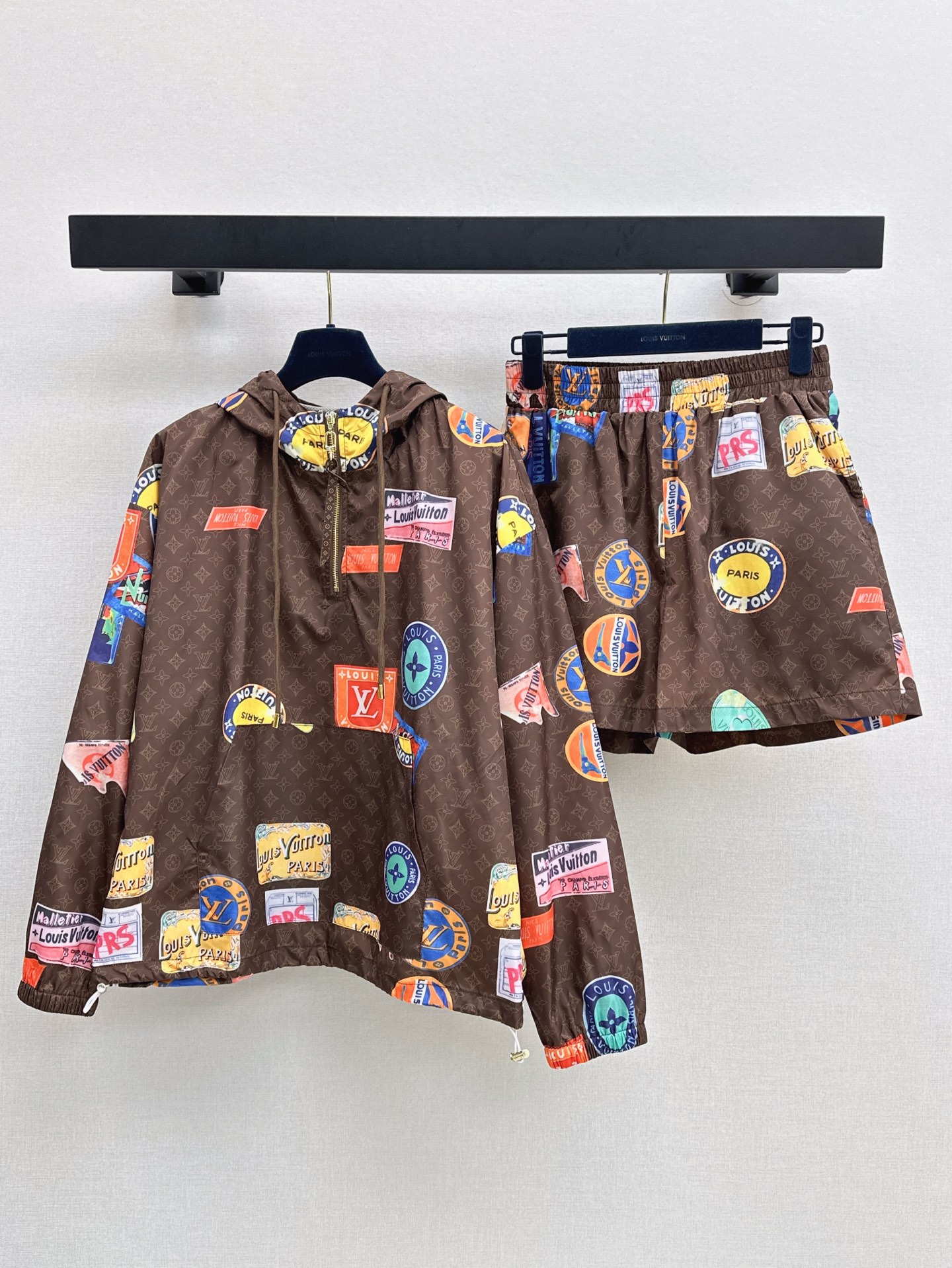 NO:410131,L Home 25Ss————The latest spring and summer windbreaker set hooded sun protection jacket + shorts Imported sun protection windbreaker material breathable and comfortable sun protection doubled loose and fashionable highlights high-end style Color collision depicts letter logos Complete set Unified and coordinated, and it is brilliant and fashionable at will. One set is available in two colors for sale in stock., louis vuitton, shorts, jackets & coats, hats, alexander wang19860909L家 25Ss————春夏最新款风衣套装连帽防晒外套+短裤 进口防晒风衣材质 透气舒适 防晒加倍 松弛而时髦 彰显高级格调 色彩碰撞描绘字母徽标 成套统一协调 随意搭都出彩时髦 一套出 两色现货发售sml,,louis vuitton,shorts,jackets & coats,hats,alexander wang,Women's clothing