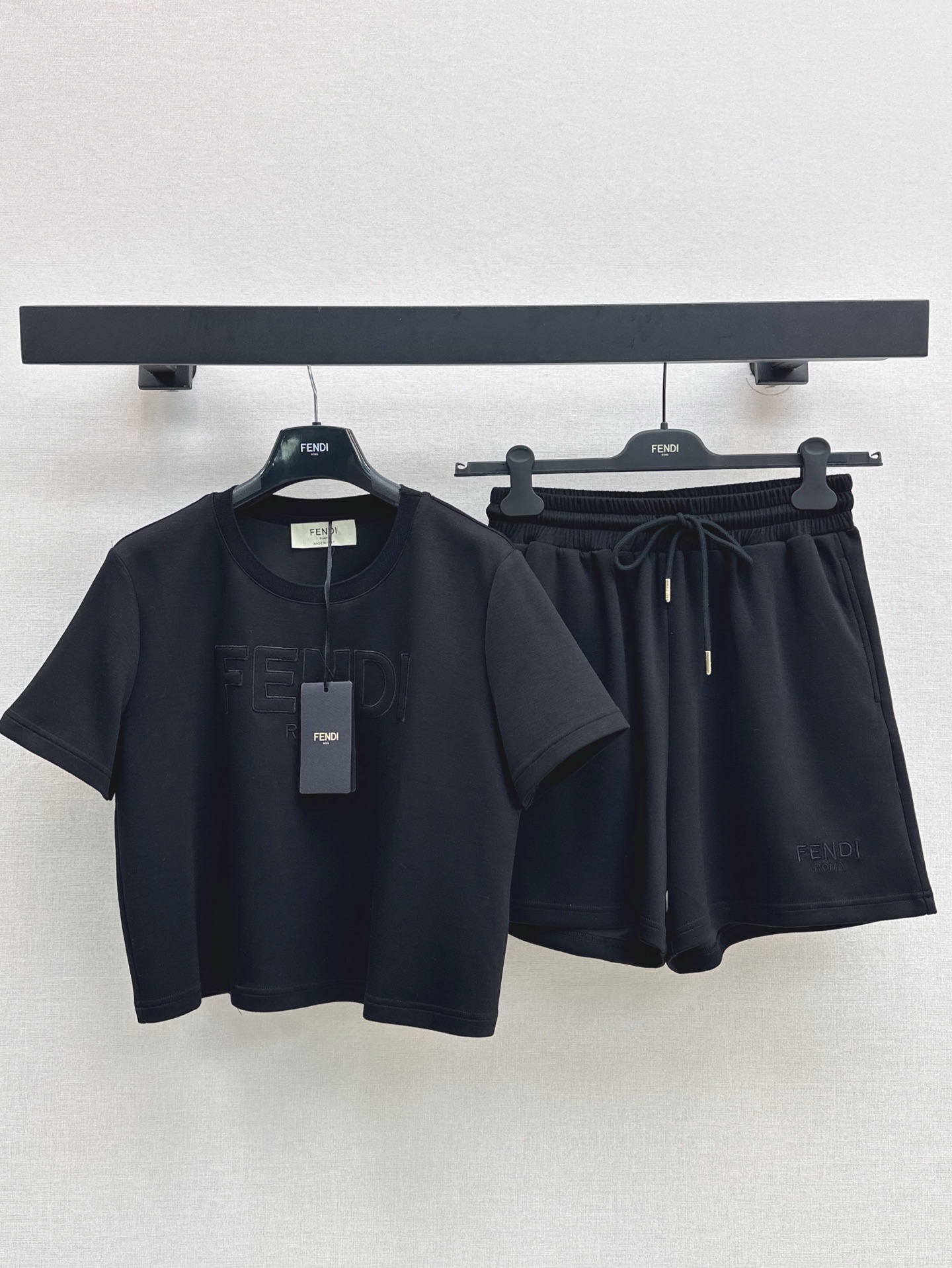 NO:410090,FD 25Ss——————The latest casual and fashionable suits in spring and summer round neck short-sleeved top + elastic waist shorts Customized cotton fabric breathable and comfortable, full texture, three-dimensional embroidered textured letter logo on the chest, a set of outfits is fashionable and eye-catching, creating a personalized style, fashionable and age-reducing, single wear set is brilliant and fashionable, one set is out, two colors are available for sale in stock, sml, shorts, T-shirt, alexander wang19860909FD 25Ss—————春夏最新款休闲时髦套装圆领短袖上衣+松紧腰短裤 定制棉质面料透气舒适 质感十足 胸前饰以立体刺绣纹理字母徽标 一套穿搭洋气亮眼 打造个性风格 时髦减龄 单穿成套出彩时髦 一套出 两色现货发售sml,,shorts,T-shirt,alexander wang,Women's clothing