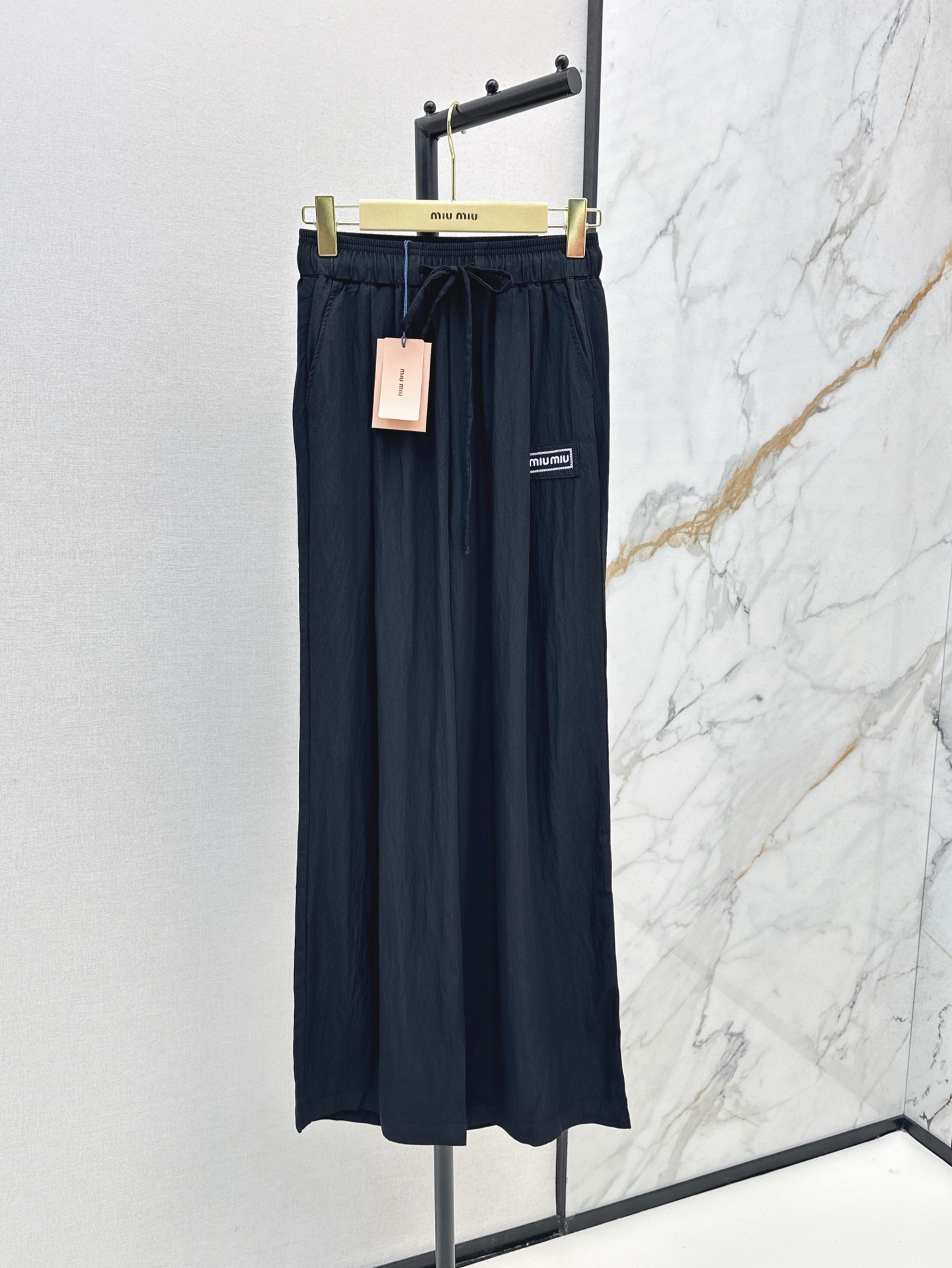 NO:410096,Miu 25Ss————The latest classic straight-leg pants in spring and summer are not picky about body requirements. The upper body is very flat and upright!  The matching style is also very popular. Exquisite and high-end customization. The textured fabric is super texture. Retro and elegant. The upper body is cool and handsome. The age-reducing fashionable style. Two colors are available for sale in stock. Miumiu, alexander wang.19860909Miu 25Ss—————春夏最新款经典直筒裤不挑剔身形要求 上身板板正正特别赞！搭配的风格也很通吃 精致高级定制 富有肌理感的面料质感超赞 复古优雅 上身酷帅减龄时髦精 两色现货发售sml,,miumiu,alexander wang,Women's clothing