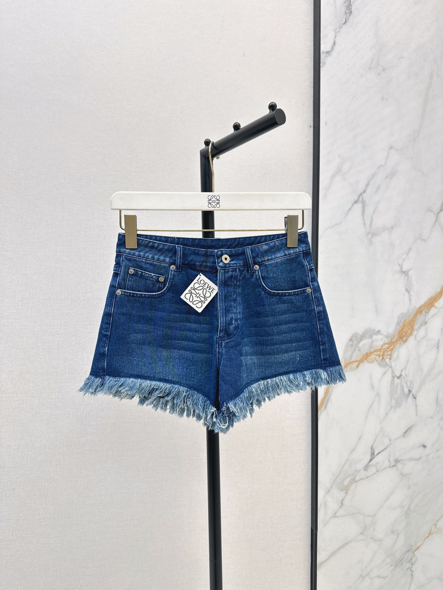 NO:410101,Loe 25Ss————The latest spring and summer vacation series, breasted denim shorts, custom crafts, washing cowboy fabric, white and rich and beautiful, slimming artifact, classic hot pants, pants, top body, super beautiful, back pocket decoration is decorated with three-dimensional rope embroidery craftsmanship, fashionable and high-end tone, one-size spot sml, loewe, shorts, alexander wang19860909Loe 25Ss————春夏最新款度假系列毛边牛仔小短裤定制工艺洗水牛仔面料 白富美必入单品 显瘦神器经典热裤裤型上身超好看 后口袋饰以立体编绳绣花工艺 时髦又高级的调调 一色现货发售sml,,loewe,shorts,alexander wang,Women's clothing