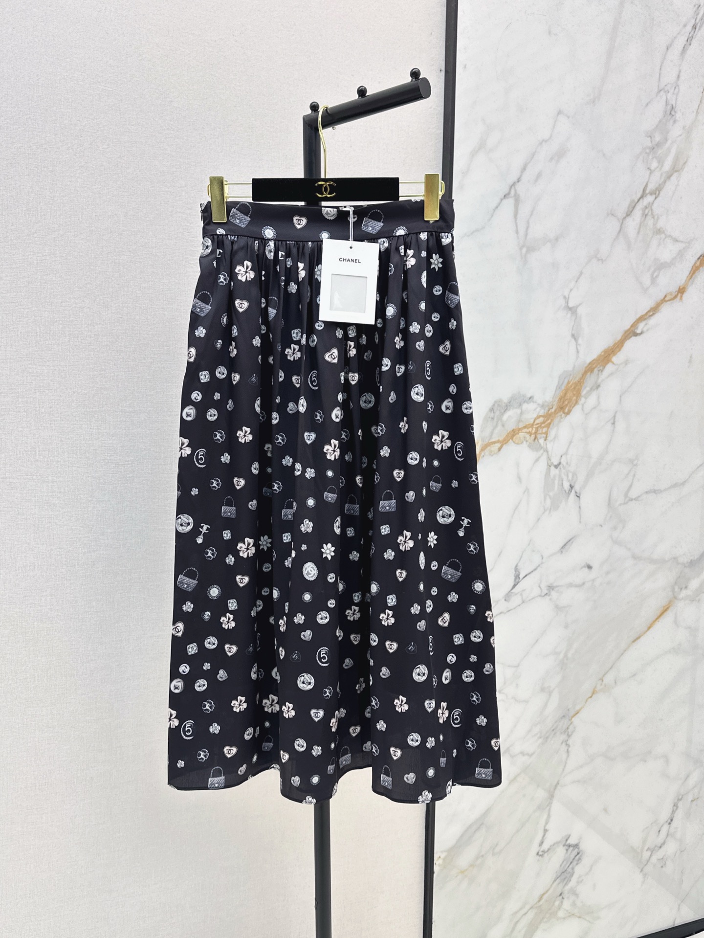 NO:410106,C home 25Ss———The latest spring and summer loho printed high-waist skirt fashionable and low-key, temperament and luxury and high-end style, versatile and not picky, original customized technology fabric, workmanship quality depends on details, white and rich beauty must be purchased, highly recommended, two colors are available in stock, chanel, skirts, alexander wang19860909C家 25Ss————春夏最新款loho印花高腰半裙时髦低调 气质又奢华高级 版型百搭不挑人 原版定制科技面料 做工品质看细节 白富美必入 强烈推荐 两色现货发售sml,,chanel,skirts,alexander wang,Women's clothing