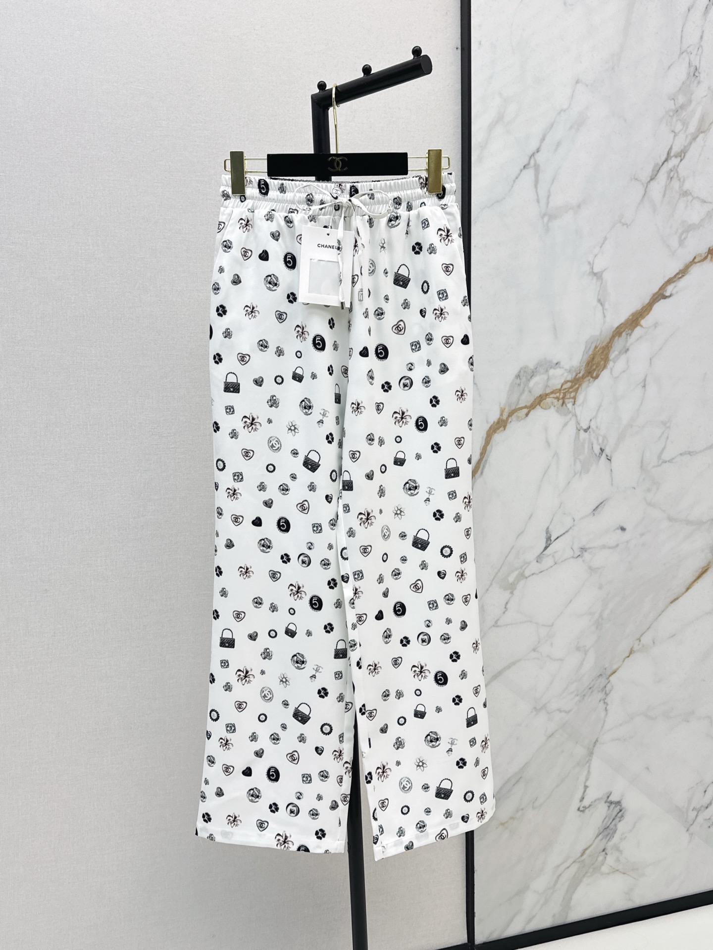 NO:410110,C home 25Ss——————The latest spring and summer ligo letter printing suit shirt + straight pants. The micro-transparent fabric is faintly visible and fashionable. A style is easy to control. Everyone is easy to control. It is very OK for daily commuting. The small details are too important. The workmanship is exquisite. The age-reducing fashion. Soft and texture. Classic work. Two-color split development. SML trousers, chanel,shirts,alexander wang.19860909C家 25Ss—————春夏最新款ligo字母印花套装衬衫+直筒裤 微透视面料若隐若现时尚小心机 可A可乖的风格 版型属于谁都好驾驭的,日常通勤穿什么的都是很OK 满满小细节太加分了 做工精致 减龄时尚 柔软有质感 经典之作 两色分开发 现货发售sml 长裤,,chanel,shirts,alexander wang,Women's clothing