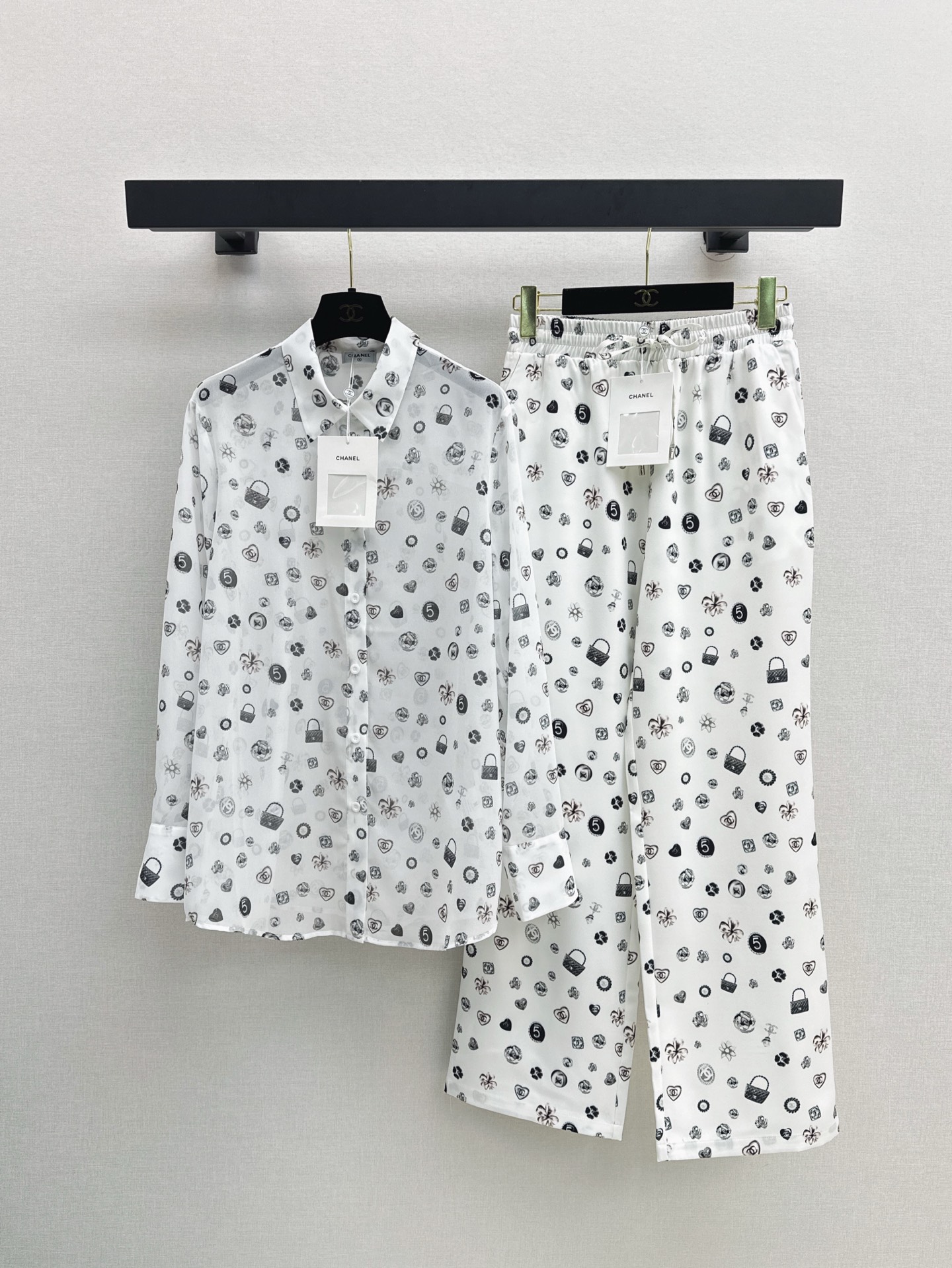 NO:410115,C home 25Ss——————The latest spring and summer ligo letter printing suit shirt + straight pants. The micro-transparent fabric is faintly visible and fashionable. A style is easy to control. Everyone is easy to control. It is very OK for daily commuting. The small details are too important. The workmanship is exquisite. Age-reducing fashion. Soft and texture. Classic work. Two-color split development. SML shirts, chanel,shirts,alexander wang.19860909C家 25Ss—————春夏最新款ligo字母印花套装衬衫+直筒裤 微透视面料若隐若现时尚小心机 可A可乖的风格 版型属于谁都好驾驭的,日常通勤穿什么的都是很OK 满满小细节太加分了 做工精致 减龄时尚 柔软有质感 经典之作 两色分开发 现货发售sml 衬衣,,chanel,shirts,alexander wang,Women's clothing