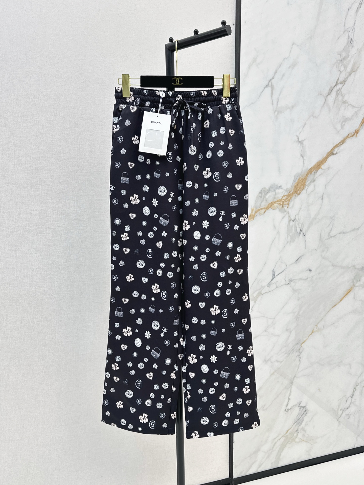 NO:410118,C home 25Ss——————The latest spring and summer ligo letter printing suit shirt + straight pants. The micro-transparent fabric is faintly visible and fashionable. A style is easy to control. Everyone is easy to control. It is very OK for daily commuting. The small details are too important. The workmanship is exquisite. The age-reducing fashion. Soft and texture. Classic work. Two-color split development. SML trousers, chanel,shirts,alexander wang.19860909C家 25Ss—————春夏最新款ligo字母印花套装衬衫+直筒裤 微透视面料若隐若现时尚小心机 可A可乖的风格 版型属于谁都好驾驭的,日常通勤穿什么的都是很OK 满满小细节太加分了 做工精致 减龄时尚 柔软有质感 经典之作 两色分开发 现货发售sml 长裤,,chanel,shirts,alexander wang,Women's clothing