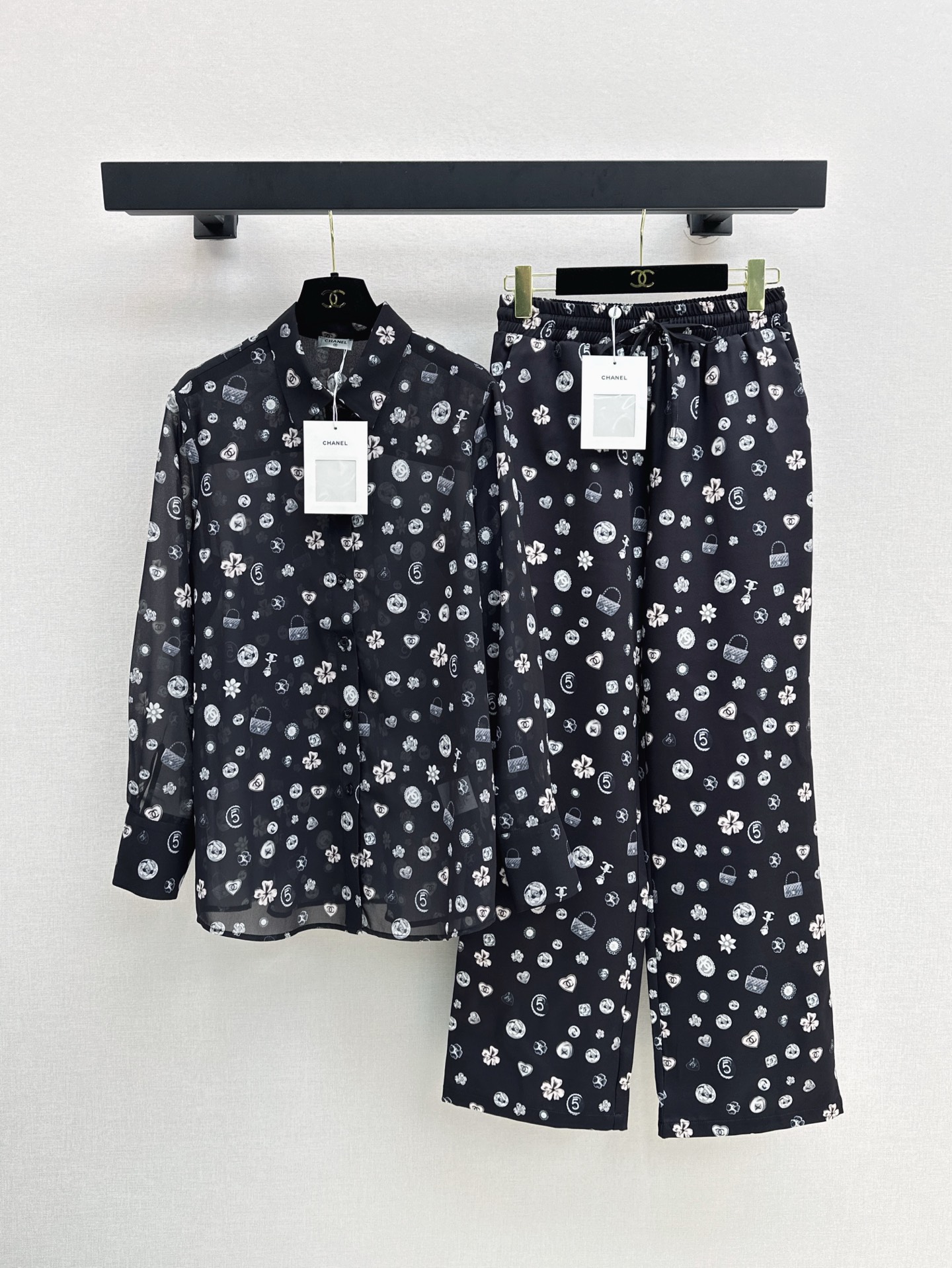 NO:410122,C home 25Ss——————The latest spring and summer ligo letter printing suit shirt + straight pants. The micro-transparent fabric is faintly visible and fashionable. A style is easy to control. Everyone is easy to control. It is very OK for daily commuting. The small details are too important. The workmanship is exquisite. Age-reducing fashion. Soft and texture. Classic work. Two-color split development. SML shirts, chanel,shirts,alexander wang.19860909C家 25Ss—————春夏最新款ligo字母印花套装衬衫+直筒裤 微透视面料若隐若现时尚小心机 可A可乖的风格 版型属于谁都好驾驭的,日常通勤穿什么的都是很OK 满满小细节太加分了 做工精致 减龄时尚 柔软有质感 经典之作 两色分开发 现货发售sml 衬衣,,chanel,shirts,alexander wang,Women's clothing