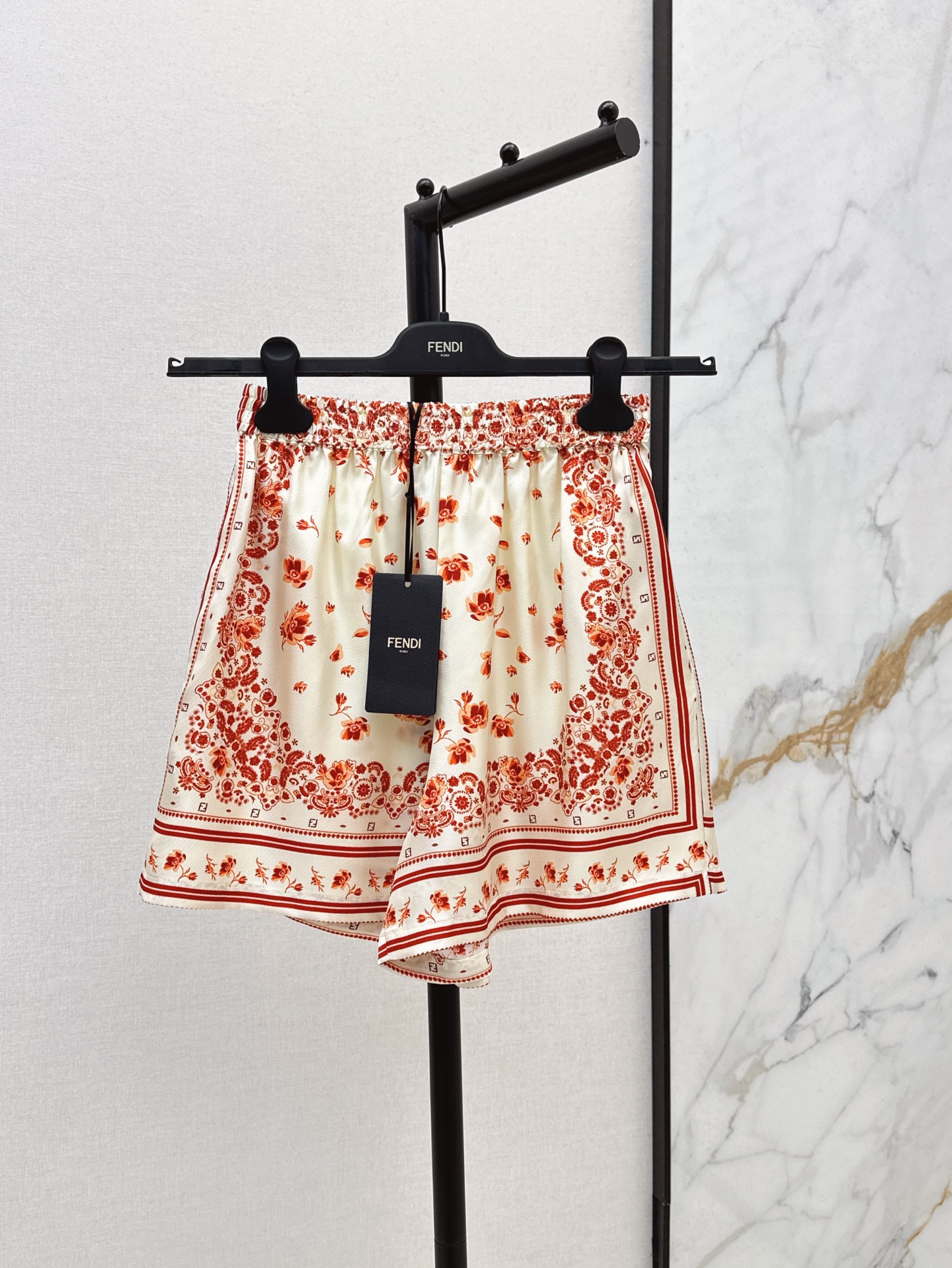 NO:410128,FD 25Ss————The latest spring and summer holiday series positioning printed silk shorts 100% silk twill fabric Pajama style elastic waist design top body age-reducing the age-reducing classic style fashionable and advanced, a must-have artifact of white and rich beauty. Positioning flower three-dimensional style versatile and not picky. One color is available for sale in stock smlxl, shorts, real silk, alexander wang19860909FD 25Ss————春夏最新款假日系列定位印花真丝短裤百分百真丝斜纹绸面料 睡衣风松紧腰设计上身减龄绝绝子 经典版型时髦又高级 白富美必备神器 定位花立体裁版型百搭不挑人 一色现货发售smlxl,,shorts,real silk,alexander wang,Women's clothing