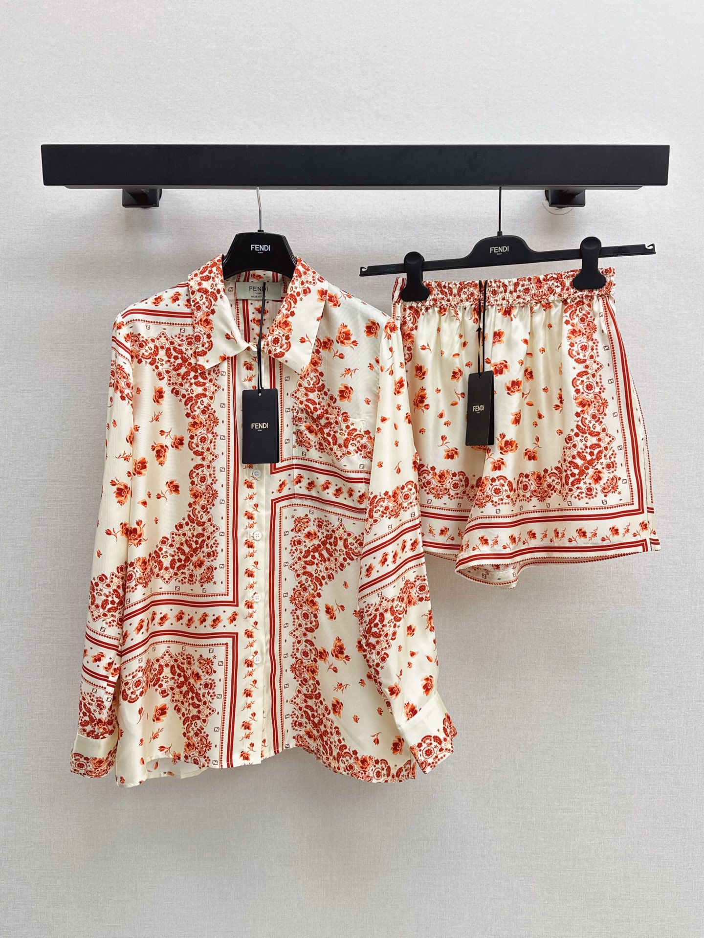 NO:410134,FD 25Ss——————The latest holiday series of spring and summer, positioning printed silk shirts 100% silk twill fabric, pajamas, small lapel design, upper body, age-reducing, classic style, fashionable and advanced, a must-have artifact for white and rich beauty, positioning flower three-dimensional style, versatile and not picky, strongly recommended to keep the model, one color is available in stock, smlxl,,shirts, real silk,alexander wang19860909FD 25Ss—————春夏最新款假日系列定位印花真丝衬衫百分百真丝斜纹绸面料 睡衣风小翻领设计上身减龄绝绝子 经典版型时髦又高级 白富美必备神器 定位花立体裁版型百搭不挑人 强烈推荐自留款 一色现货发售smlxl,,shirts,real silk,alexander wang,Women's clothing