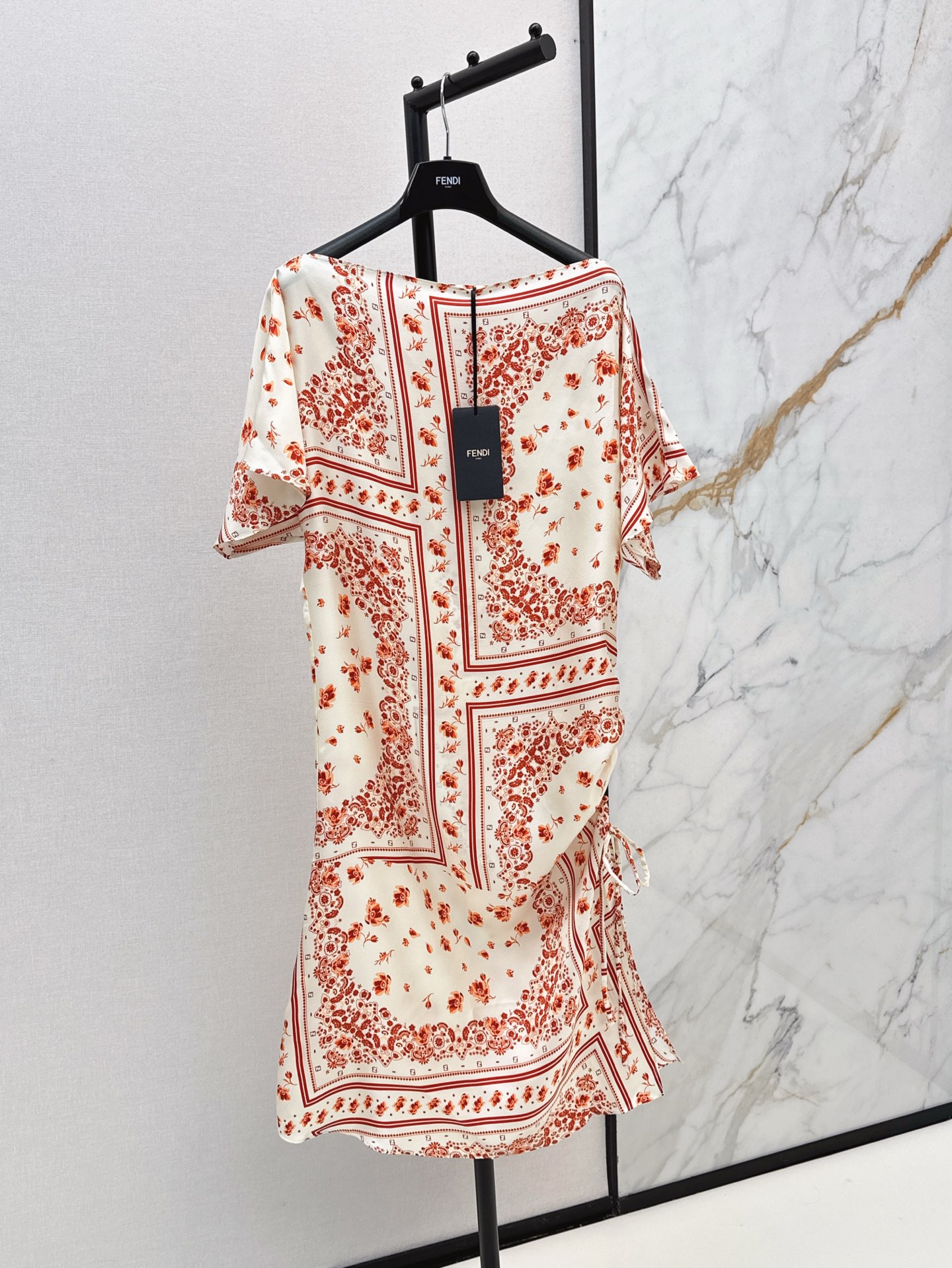 NO:410092,FD 25Ss———The latest holiday series of spring and summer, positioned printed silk dresses, 100% silk twill fabric, one-length collar, side waist drawstring slit skirt design, huge slim upper body!  Classic style is fashionable and high-end, a must-have artifact for white and rich beauty, full positioning flower three-dimensional style is versatile and not picky, one-size-fitting smlxl, skirts, real silk, alexander wang19860909FD 25Ss————春夏最新款假日系列定位印花真丝连衣裙百分百真丝斜纹绸面料 一字领落肩侧腰抽绳开叉裙摆设计 上身巨显瘦！经典版型时髦又高级 白富美必备神器 全定位花立体裁版型百搭不挑人 一色现货发售smlxl,,skirts,real silk,alexander wang,Women's clothing