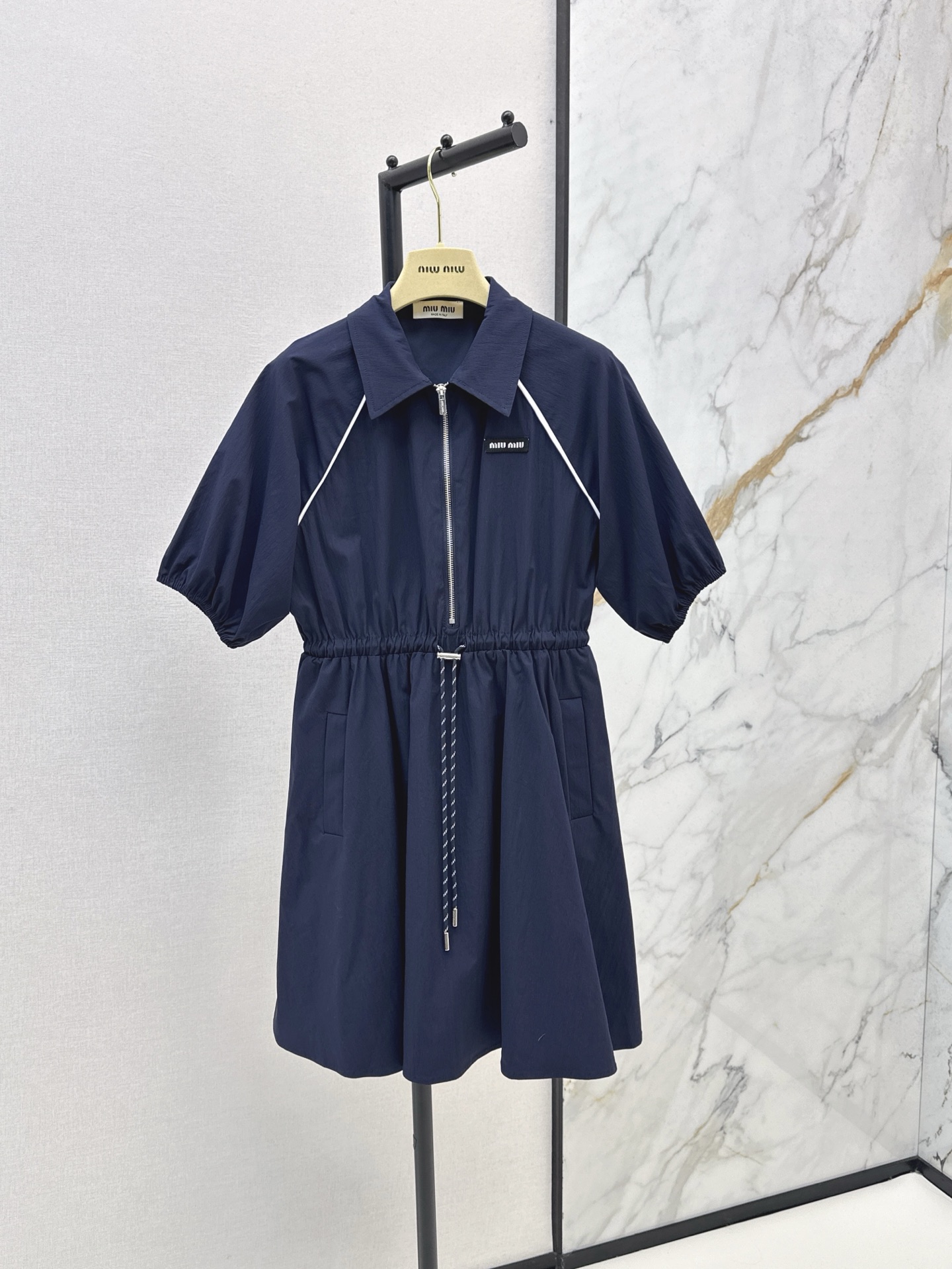 NO:410097,Miu 25Ss————The latest spring and summer lapel half-zipper dress with half-zipper waist-closing skirt. The upper body is fashionable and handsome. The zipper-style rope design is super simple and casual. One-color spot-on sml, miumiu, skirts, alexander wang19860909Miu 25Ss————春夏最新款翻领半拉链连衣裙 半拉链收腰裙摆 上身减龄时髦又帅气 拉链式束绳设计感超强 简约休闲帅气 一色现货发售sml,,miumiu,skirts,alexander wang,Women's clothing