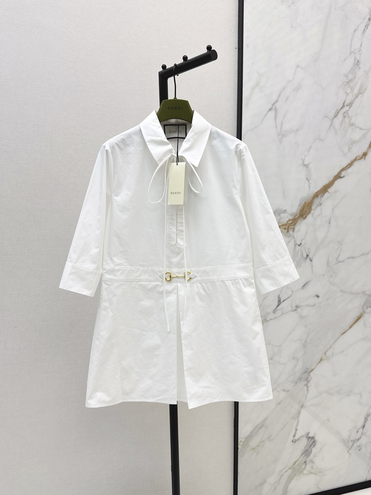 NO:410102,Gu 25Ss————The latest lapel horse buckle dress in spring and summer. Five-quarter sleeve A-line skirt. The upper body is too age-reducing and slimming. Customized horse buckle hardware accessories decoration. White cotton fabric. Positioned pleated skirt with three-dimensional and stylish. Daily single-dressing jacket is absolutely stylish. Fashionable and casual and high-end. SML is available in stock., skirts, jackets & coats, alexander wang.19860909Gu 25Ss————春夏最新款翻领马衔扣连衣裙 五分袖a字裙摆 上身太减龄显瘦了 定制的马斜扣五金配件装饰 白色纯棉面料 定位的压褶裙摆立体有型 日常单穿搭外套绝绝子 时尚又休闲高级 一色现货发售sml,,skirts,jackets & coats,alexander wang,Women's clothing