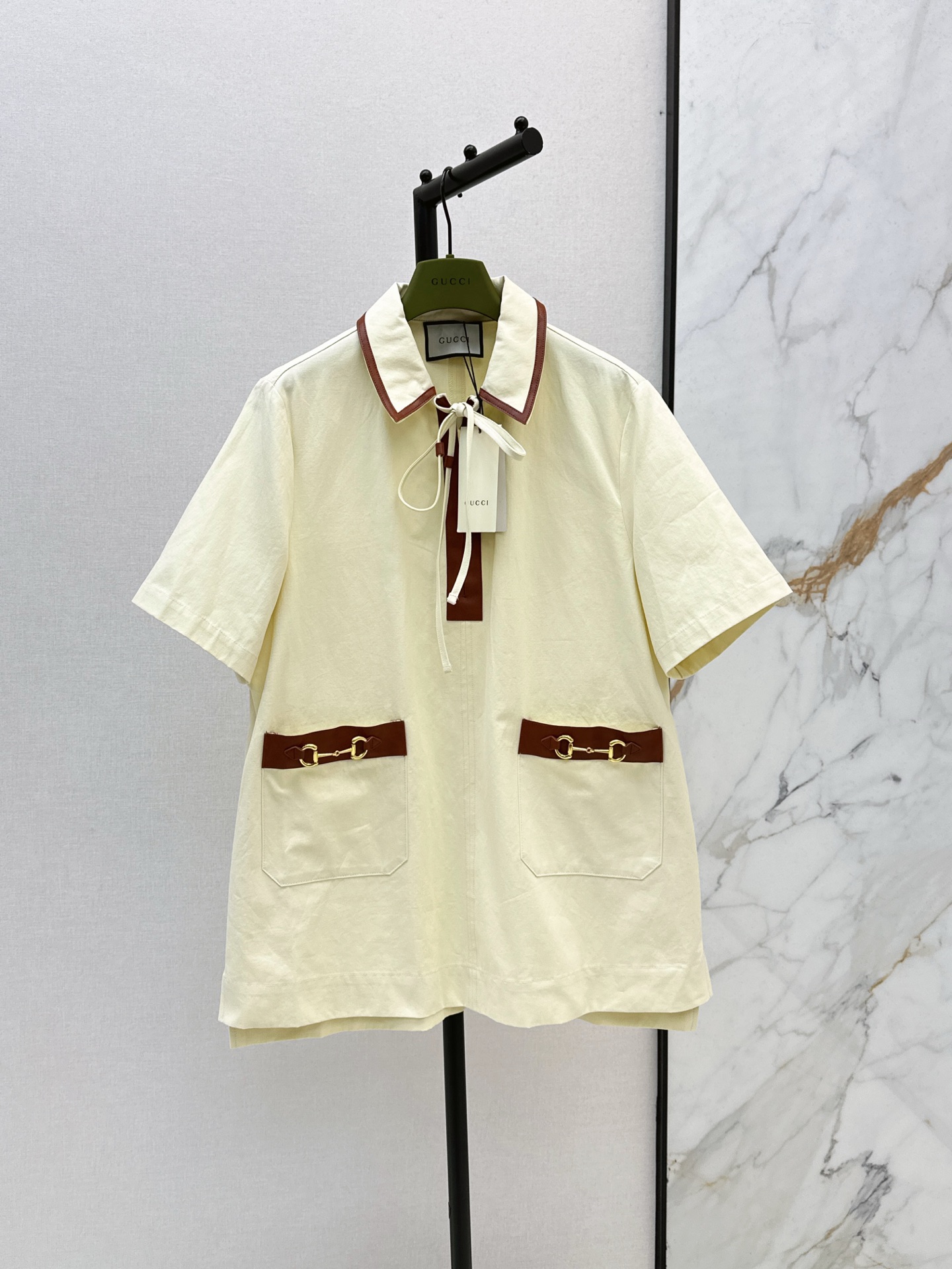 NO:410107,Gu 25Ss————The latest lapel short-sleeved dress in spring and summer. The brown leather edge design is particularly eye-catching. Customized saddle button hardware accessories decoration. Special pure cotton fabric. Full of high-end feel. Straight-tube style. Perfect body modification. Versatile and not picky. Fashionable and stylish. Excellent items for summer dates. One-size spot sml, skirts, T-shirt, alexander wang.19860909Gu 25Ss————春夏最新款翻领短袖连衣裙 棕色皮革包边设计特别吸睛 定制的马鞍扣五金配件装饰 特供的纯棉面料 高级感满满 直筒版型 完美修饰身材 百搭不挑人 时髦有范 夏日出街约会绝佳单品 一色现货发售sml,,skirts,T-shirt,alexander wang,Women's clothing