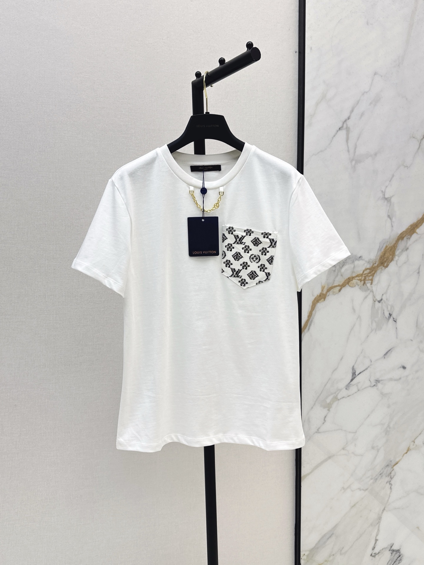 NO:410112,L Home 25Ss————The latest spring and summer old-fashioned denim pocket short-sleeved T-shirt. Simple design is versatile and not picky. Loose style, top body is casual and casual. Old-fashioned denim pockets. The upper body looks slim and clean. Pure cotton fabric. Casual street photography is very beautiful. All colors are available for sale in stock. sml l,,louis vuitton, T-shirt,tees, t-shirt,alexander wang19860909L家 25Ss————春夏最新款老花牛仔口袋短袖T恤 简约的设计百搭不挑人 宽松版型上身休闲又随性 老花牛仔的口袋加持 上身显瘦又干净利落 纯棉面料 休闲街拍都很奈斯 一色现货发售sml l,,louis vuitton,T-shirt,tees，t-shirt,alexander wang,Women's clothing