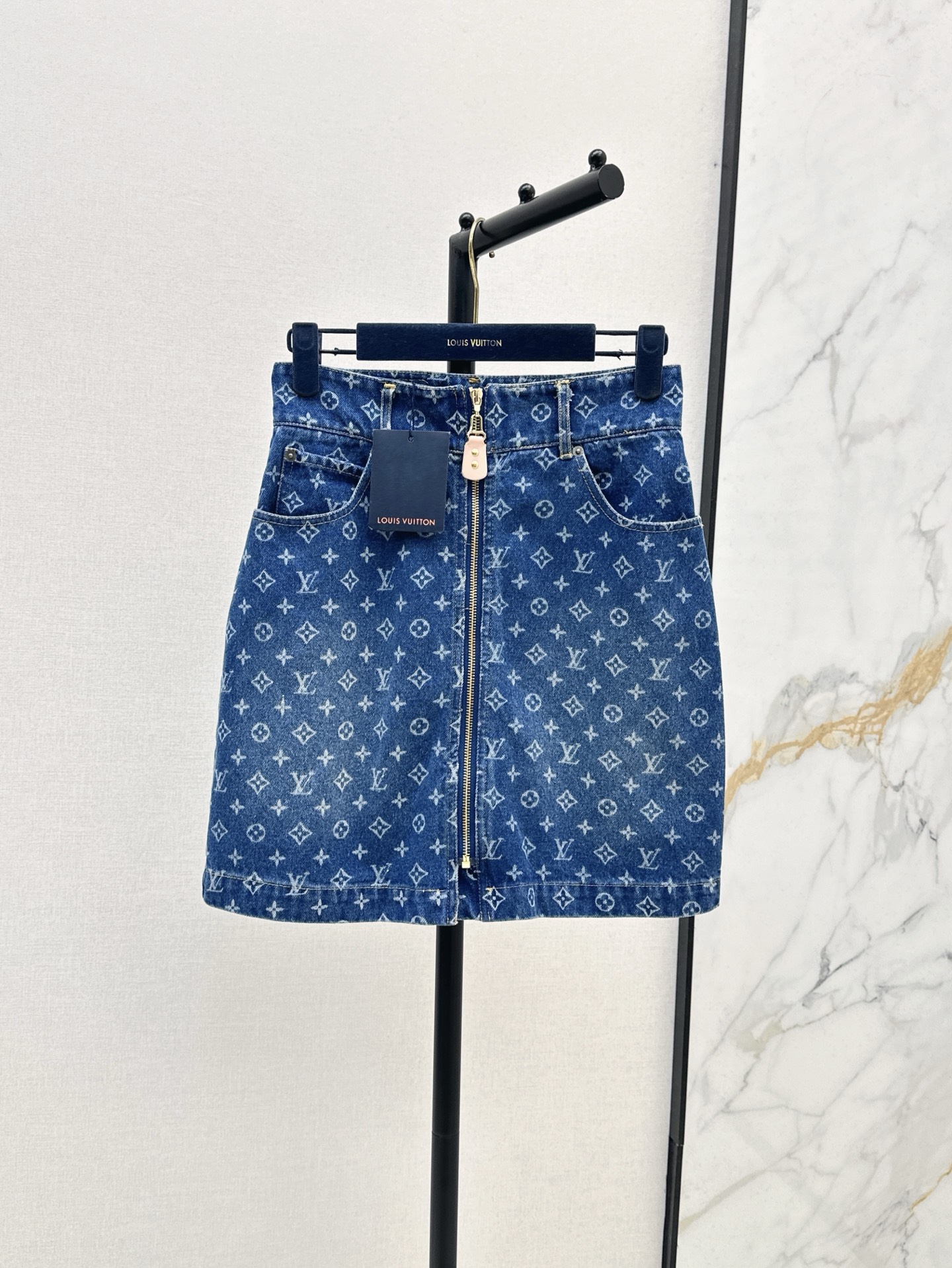 NO:410116,L family 25Ss—————The latest classic old-fashioned denim series of vest short tops + vest jacket + zipper skirt + five-point pants. The three-dimensional cut is versatile and not picky. High-waisted A-line skirt. A series of matching top body is versatile and not picky. Easy to create long legs with 37 proportions. Classic old-fashioned patterns on the screen. The eye-catching feeling is super cool and cool. Fashionable and versatile. One-color SML skirt, louis vuitton, skirts, jackets & coats, alexander wang19860909L家 25Ss————春夏最新款经典老花牛仔一系列背心短款上衣+马甲外套+拉链短裙+五分裤 立体廓形剪裁百搭不挑人 高腰a字裙型 一系列搭配上身百搭不挑人 轻松打造三七比例大长腿 满屏经典老花图案 吸睛感超赞 又酷又拽 时髦百搭 一色SML 半裙,,louis vuitton,skirts,jackets & coats,alexander wang,Women's clothing