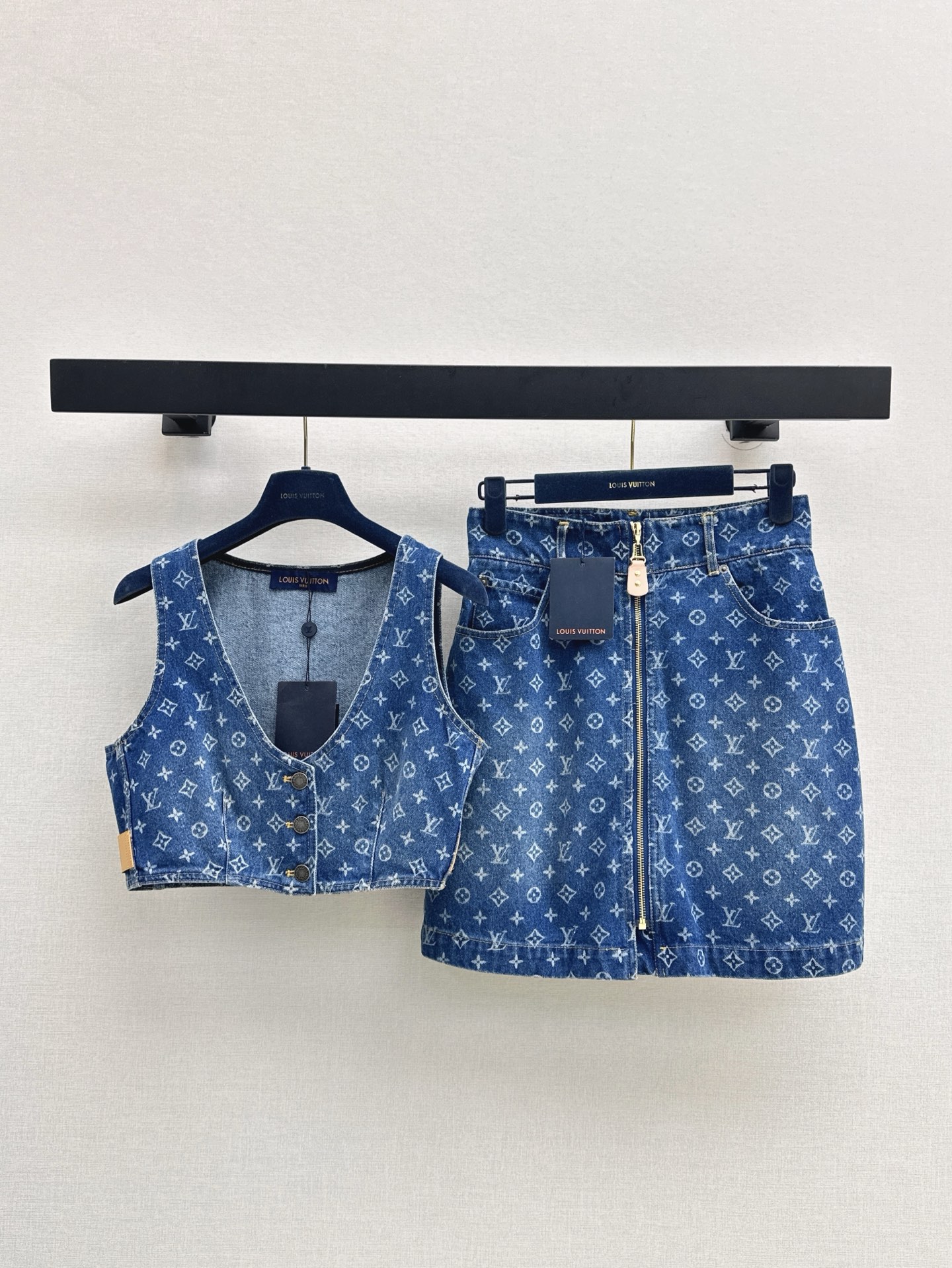 NO:410119,L Home 25Ss—————The latest classic old-fashioned denim series of vest short tops + vest jacket + zipper skirt + five-point pants. The three-dimensional silhouette cut is versatile and not picky. High-waisted A-line skirt. A series of matching top body is versatile and not picky. Easy to create long legs with 37 proportions. Classic old-fashioned patterns on the screen. The eye-catching feeling is super cool and cool. Fashionable and versatile. One-color SML vest, louis vuitton, skirts, jackets & coats, alexander wang19860909L家 25Ss————春夏最新款经典老花牛仔一系列背心短款上衣+马甲外套+拉链短裙+五分裤 立体廓形剪裁百搭不挑人 高腰a字裙型 一系列搭配上身百搭不挑人 轻松打造三七比例大长腿 满屏经典老花图案 吸睛感超赞 又酷又拽 时髦百搭 一色SML 背心,,louis vuitton,skirts,jackets & coats,alexander wang,Women's clothing