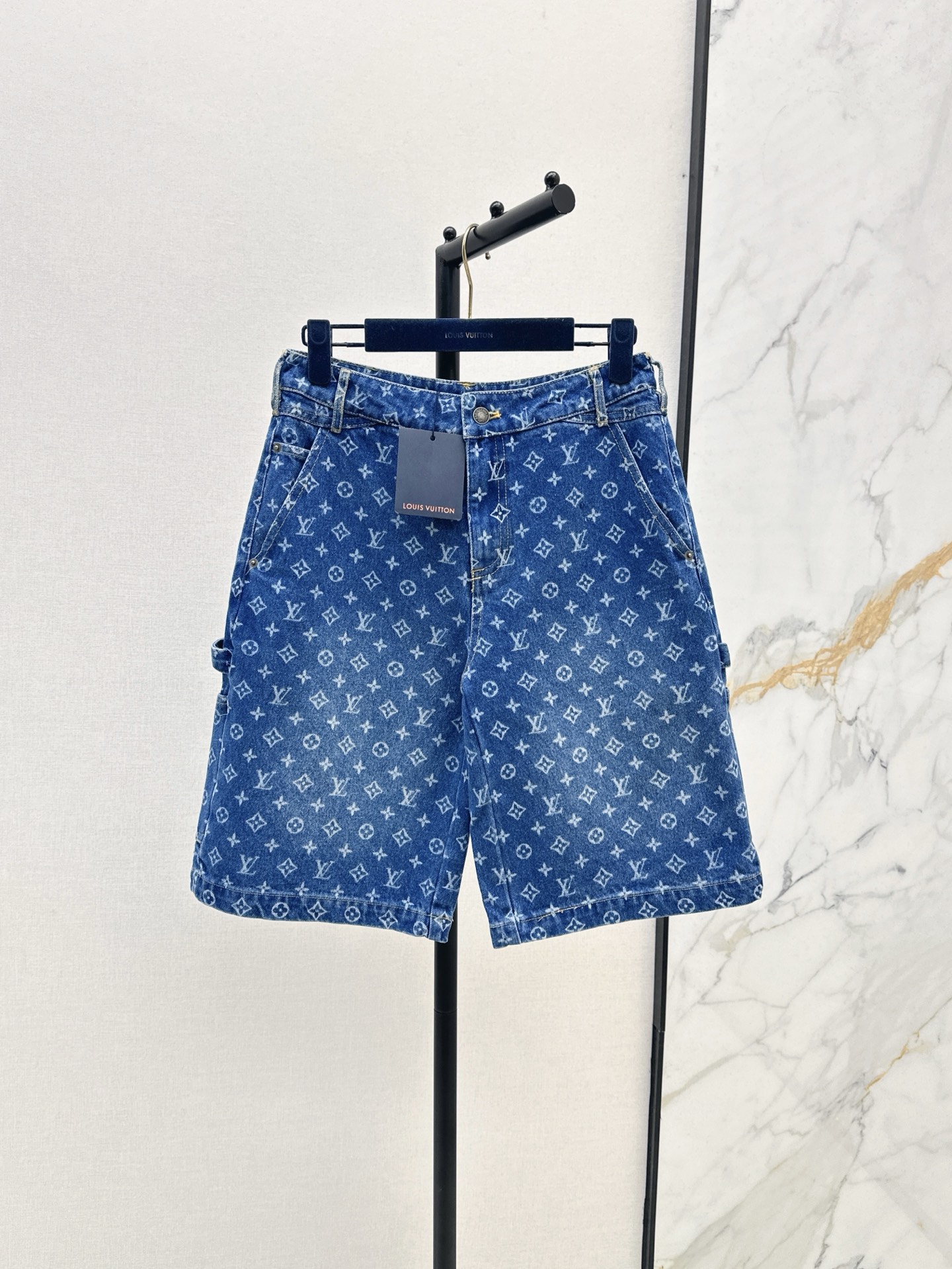 NO:410123,L family 25Ss—————The latest classic old-fashioned denim series of vest short tops + vest jacket + zipper skirt + five-point pants. The three-dimensional silhouette cut is versatile and not picky. High-waisted A-line skirt. A series of matching top body is versatile and not picky. Easy to create long legs with 37 proportions. Classic old-fashioned patterns on the screen. The eye-catching feeling is super cool and cool. Fashionable and versatile. One-color SML five-point pants, louis vuitton, skirts, jackets & coats, alexander wang19860909L家 25Ss————春夏最新款经典老花牛仔一系列背心短款上衣+马甲外套+拉链短裙+五分裤 立体廓形剪裁百搭不挑人 高腰a字裙型 一系列搭配上身百搭不挑人 轻松打造三七比例大长腿 满屏经典老花图案 吸睛感超赞 又酷又拽 时髦百搭 一色SML 五分裤,,louis vuitton,skirts,jackets & coats,alexander wang,Women's clothing