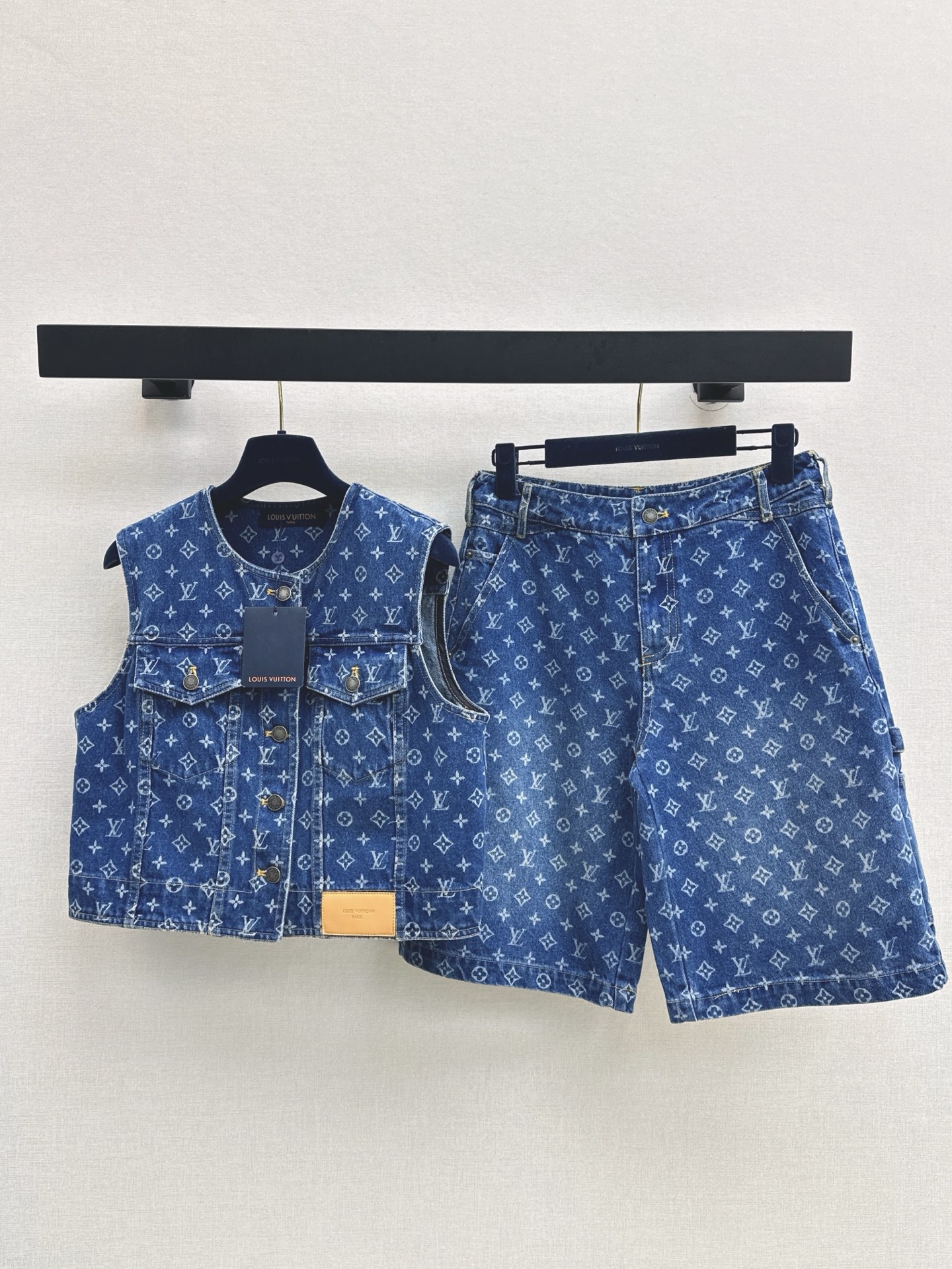 NO:410129,L family 25Ss—————The latest classic old-fashioned denim series of vest short tops + vest jacket + zipper skirt + five-point pants. The three-dimensional silhouette cut is versatile and not picky. High-waisted A-line skirt. A series of matching top body is versatile and not picky. Easy to create long legs with 37 proportions. Classic old-fashioned patterns on the screen. The eye-catching feeling is super cool and cool. Fashionable and versatile. One-color SML vest jacket, louis vuitton, skirts, jackets & coats, alexander wang19860909L家 25Ss————春夏最新款经典老花牛仔一系列背心短款上衣+马甲外套+拉链短裙+五分裤 立体廓形剪裁百搭不挑人 高腰a字裙型 一系列搭配上身百搭不挑人 轻松打造三七比例大长腿 满屏经典老花图案 吸睛感超赞 又酷又拽 时髦百搭 一色SML 马甲外套,,louis vuitton,skirts,jackets & coats,alexander wang,Women's clothing