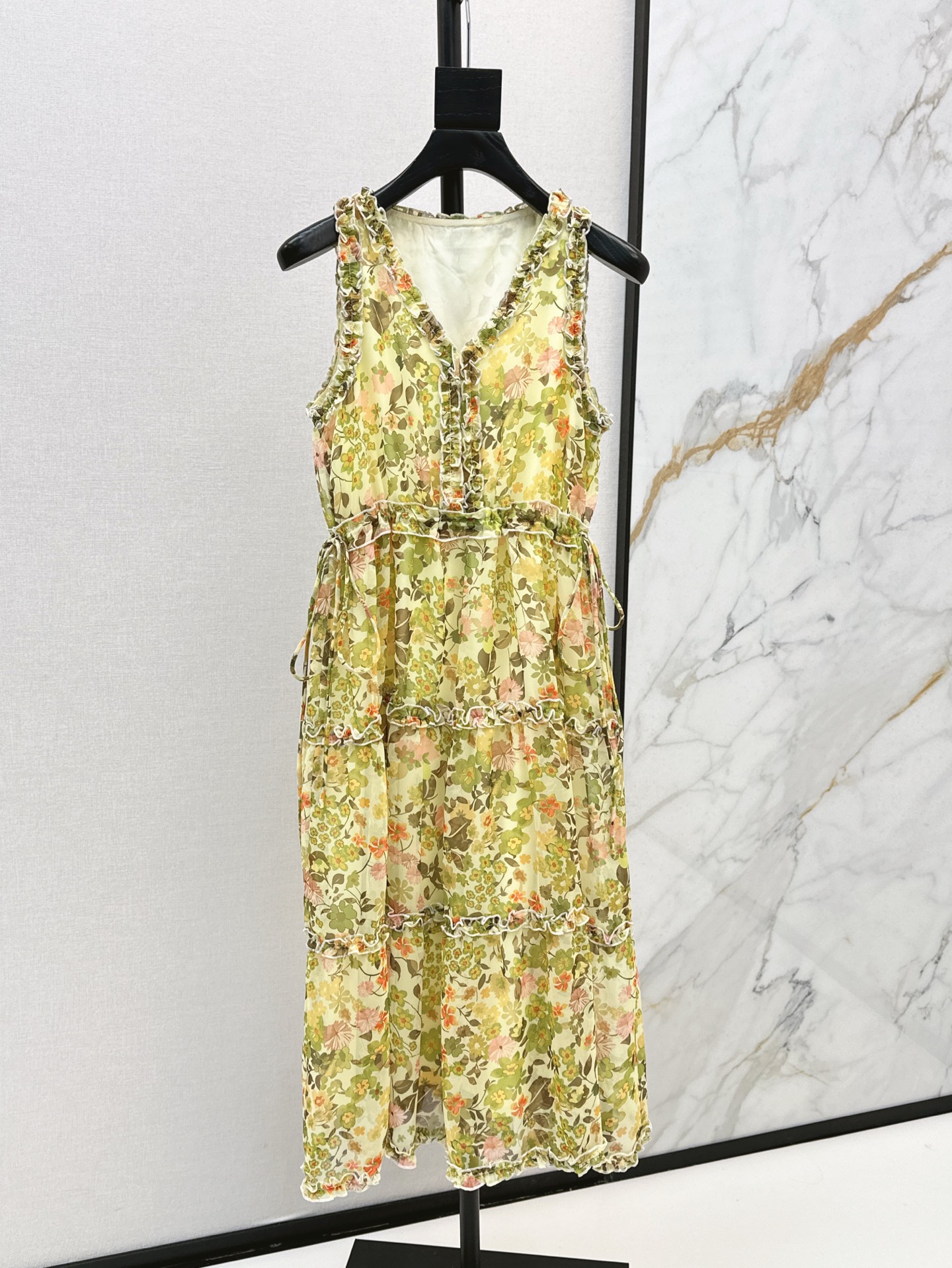 NO:410135,CE 25Ss————The latest floral sleeveless dress in spring and summer. Wear small florals in spring and summer. Floral dress with V-neck design with a floral dress with a look of age reduction and elegant style. The floral lace embellishments with plaques echo the beauty of romantic first love. It is also suitable for going on vacation. The fabric is light and flowing and breathable. One-color spot sml 0,, skirts, alexander wang19860909CE 25Ss————春夏最新款碎花无袖连衣裙 浪漫的春夏就要穿小碎花 木耳边V领设计碎花连衣裙 自带减龄感和优雅范 木耳花边点缀门襟拼接相呼应有种浪漫初恋的美好 穿去度假也很适合 面料轻薄飘逸透气 一色现货发售sml 0,,skirts,alexander wang,Women's clothing