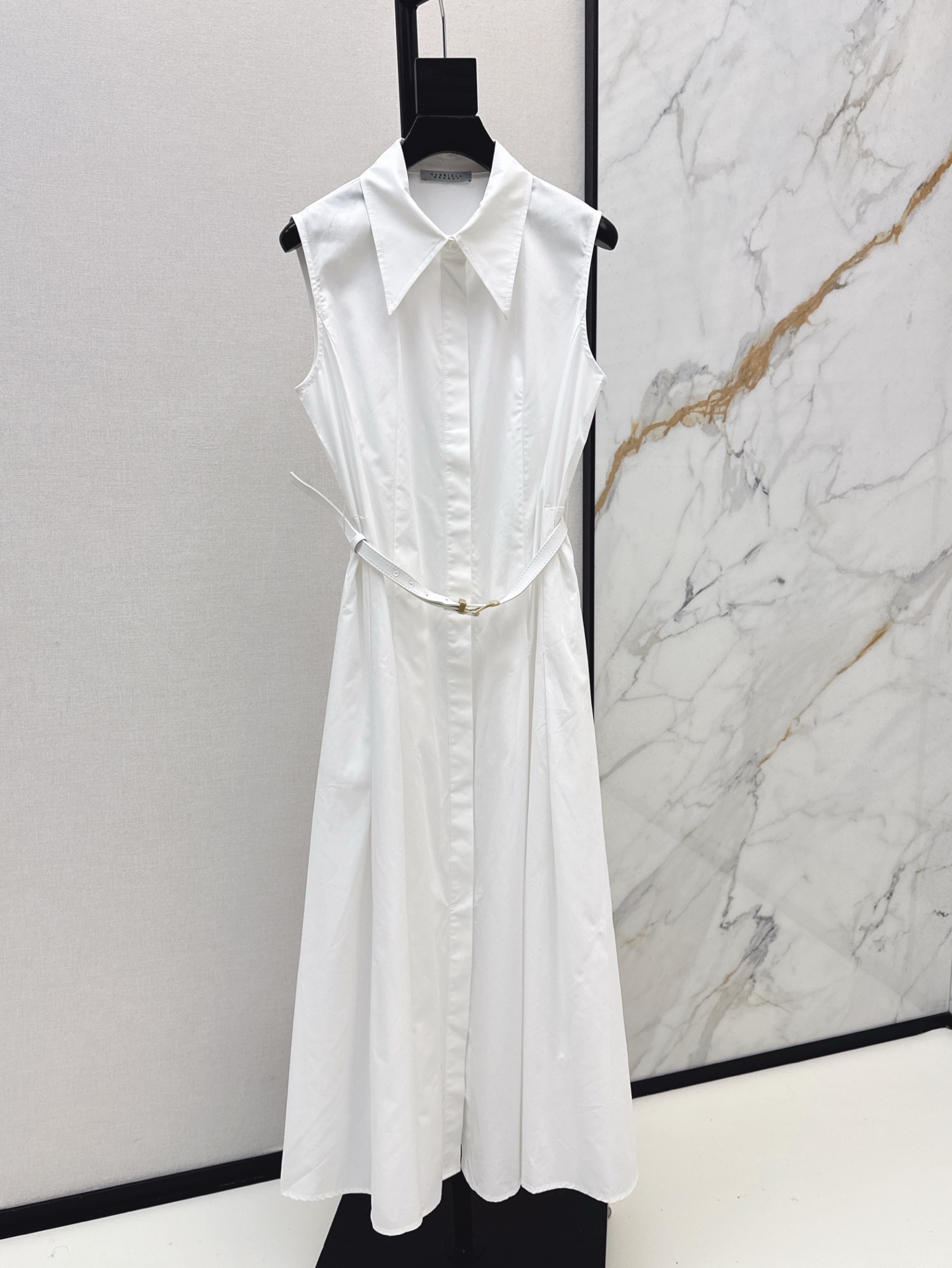 NO:410136,FD 25Ss————The latest spring and summer sleeveless lapel shirt dress. Lapel sleeveless mid-length A-line tailoring design. The long design is not only elegant and generous, but also can well modify the body proportions. It looks tall and stylish. The belt buckles and waist outlines the perfect waistline. Shows the elegance and curvaceous beauty of women. Two colors are available for sale in stock. SML, skirts, shirts, alexander wang19860909FD 25Ss————春夏最新款无袖翻领衬衫连衣裙 翻领无袖中长款A字剪裁设计 长款设计不仅优雅大方 还能很好地修饰身材比例 显得高挑有型 腰带系扣收腰 勾勒出完美的腰部线条 展现出女性的优雅与曲线美 两色现货发售sml,,skirts,shirts,alexander wang,Women's clothing