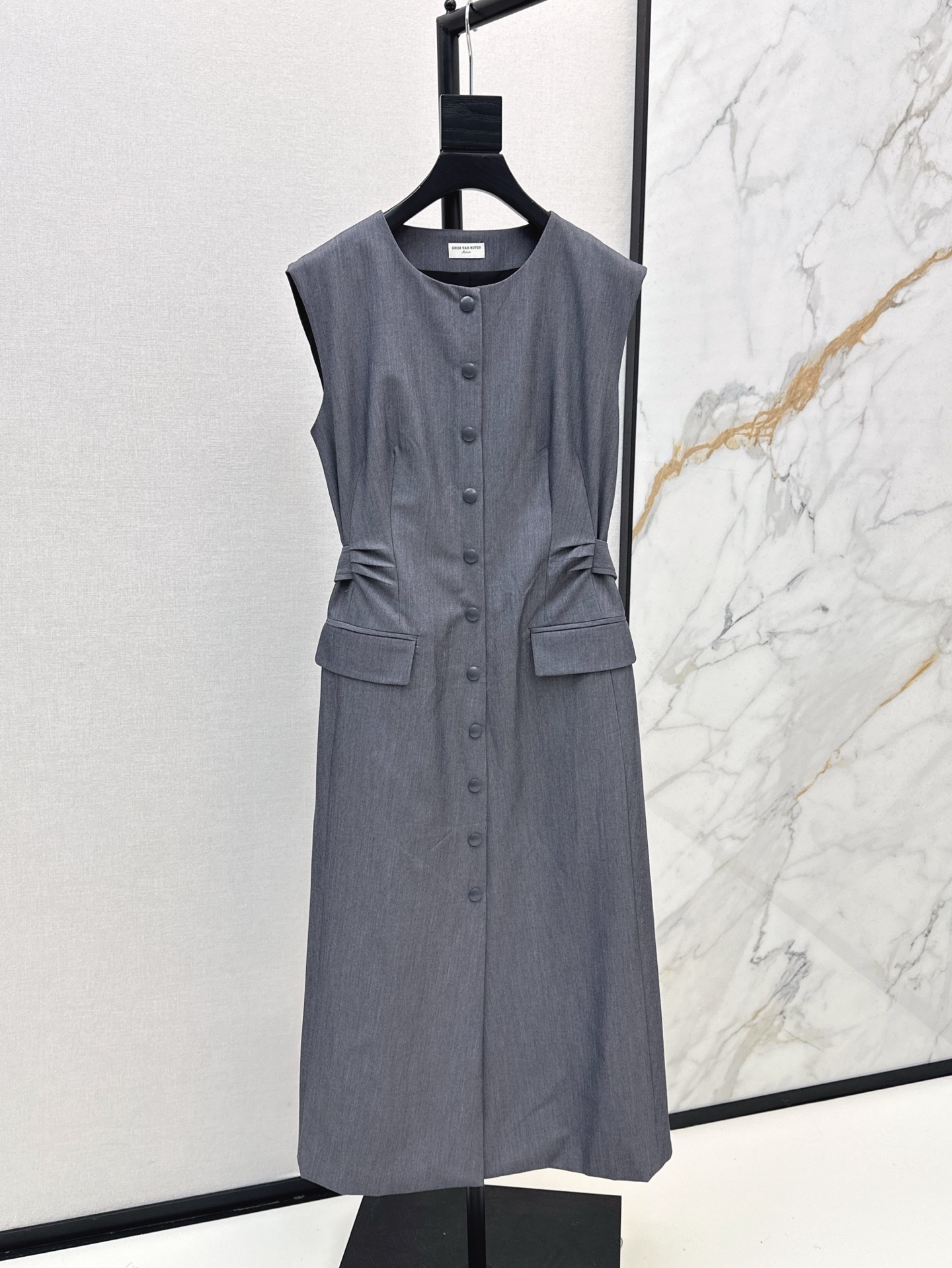 NO:410142,BV 25Ss———The latest spring and summer style of the latest breasted waist-hugging sleeveless dress with long three-dimensional waist-hugging cut. The style is very slim and elegant. Customized logo buckle decoration. The upper body is simple and versatile and high-end. Two colors are available in stock. SML, bottega veneta, skirts, alexander wang19860909BV 25Ss———春夏最新款排扣收腰无袖连衣裙长款立体收腰裁剪 版型非常显瘦气质 定制logo扣饰装饰 上身简约又百搭高级 两色现货发售sml,,bottega veneta,skirts,alexander wang,Women's clothing