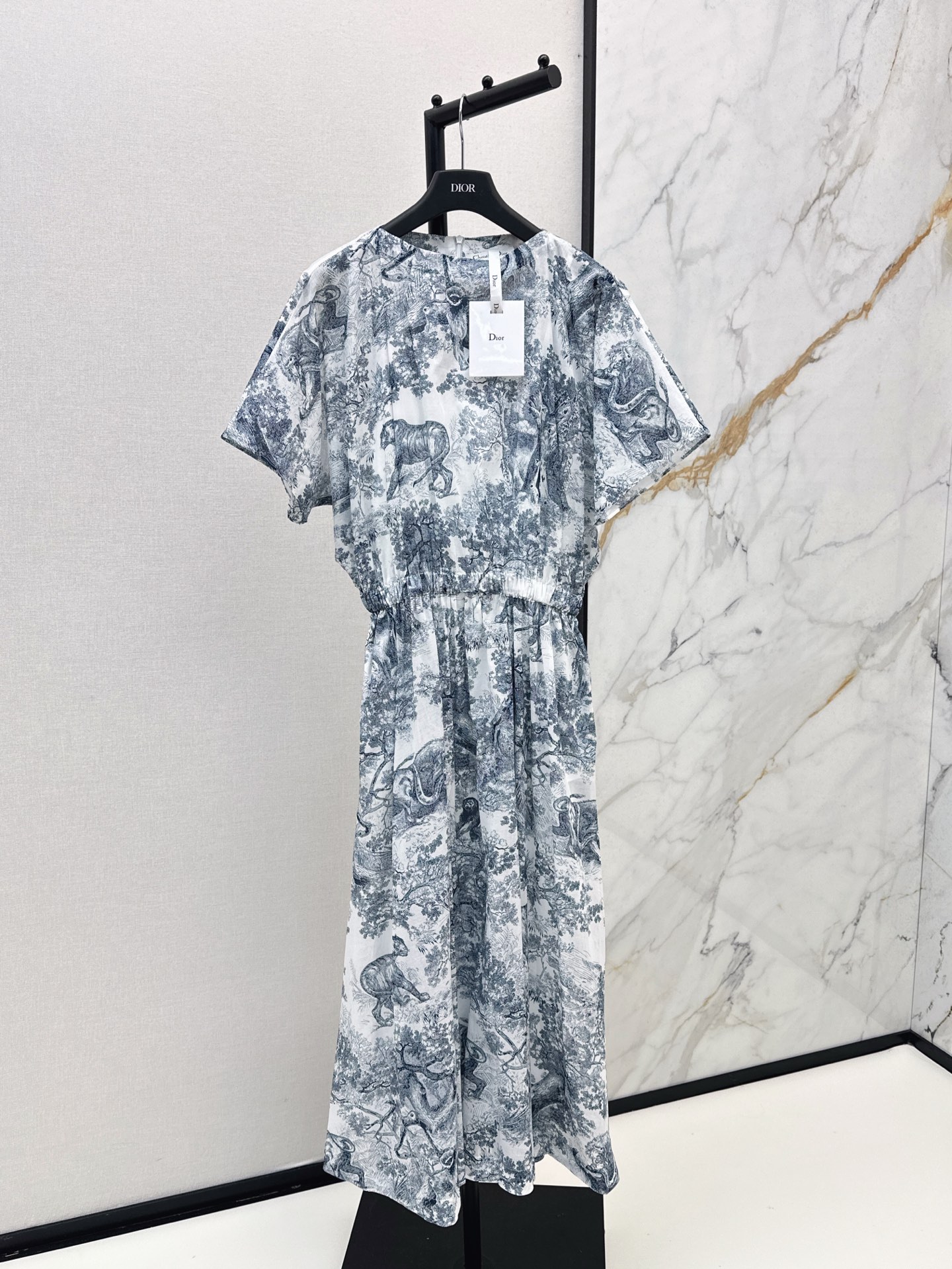 NO:410150,CD 25Ss————The latest spring and summer animal jungle print flying sleeve long dress. Classic and atmospheric animal jungle print pattern. High-profile, atmospheric and fashionable. Waist-closing and pleated skirt. Elegant and textured. Small strap lining in the inner layer is gentle and elegant. Elegant and romantic intellectual temperament. The upper body looks slim and taller. The most eye-catching presence on dates and shopping. One-sex spot sml, skirts, alexander wang19860909CD 25Ss————春夏最新款动物丛林印花飞袖长款连衣裙 经典大气的动物丛林印花图案 高调大气又时髦 收腰收褶裙摆 优雅又有质感 内搭小吊带内衬温柔不失风度 优雅浪漫知性气质 上身显瘦又显高 约会逛街最亮眼的存在 一色现货发售sml,,skirts,alexander wang,Women's clothing