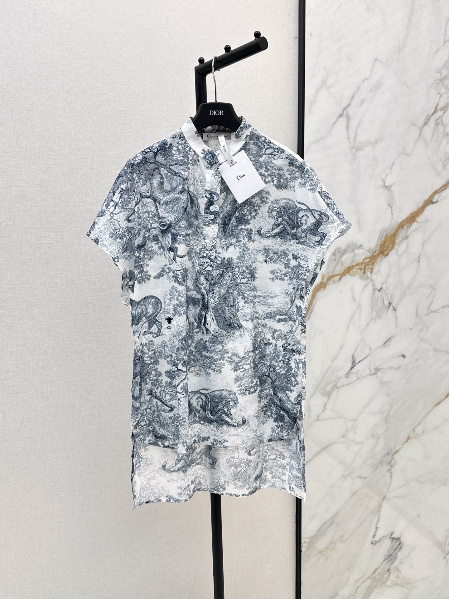 NO:410156,CD 25Ss———The latest spring and summer animal jungle stand-up collar flying sleeve shirt. Classic Ruyi animal jungle series. You can never get tired of watching it. Super practical wear. Heavy industry embroidered bee embellishment. Customized animal jungle print pattern pure cotton fabric. Light and not soft couch. Full of high-end feeling. The new series color is huge and white. Easy to create a fashionable style. The three-dimensional and wide version is super slimming and showing proportions. It is age-reducing and sweet. The same color is available for sale in stock. Alexander wang19860909CD 25Ss———春夏最新款动物丛林立领飞袖衬衣 经典的茹依动物丛林系列 百看不厌 超级实穿 重工刺绣小蜜蜂点缀 定制动物丛林印花图案纯棉面料 轻薄不软榻 上身高级感满满 新系列颜色巨显白哦 轻松打造时髦范 立体挺阔版型上身超级显瘦显比例 减龄甜酷两不误 一色现货发售sml,,alexander wang,Women's clothing