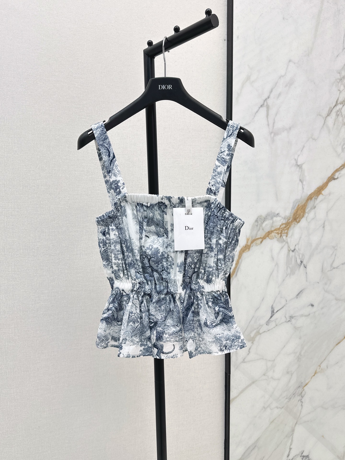 NO:410163,CD 25Ss———The latest spring and summer animal jungle printed suspender strap top Customized animal jungle printed pattern pure cotton fabric thin and not soft, classic that never gets tired of wearing, full of girlishness, fashionable essential items, sweet and salty, elastic waist-tight design, simple and yet design sense, slim, light, elegant and comfortable on the upper body, suitable for all occasions, every day vacation is available in stock, sml, alexander wang19860909CD 25Ss———春夏最新款动物丛林印花吊带抹胸上衣 定制动物丛林印花图案纯棉面料 轻薄不软榻 百穿不厌的经典 少女感满满 时髦必备单品 可甜可盐 松紧收腰设计 简洁不失设计感 上身显瘦轻盈优雅舒适度极好 日常度假适合各种场合 一色现货发售sml,,alexander wang,Women's clothing