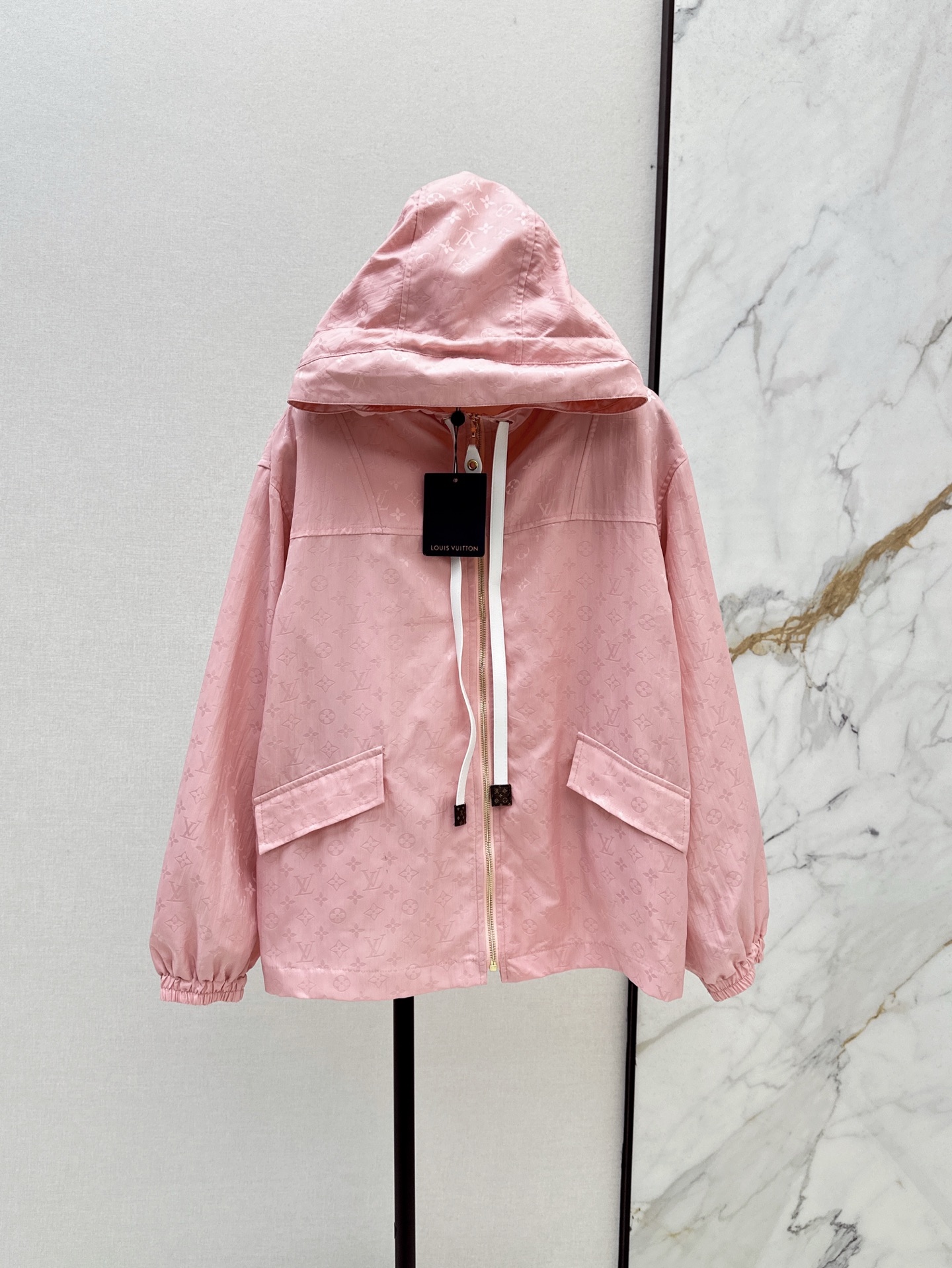 NO:410172,L Home 25Ss————The latest spring and summer cherry blossom pink dark pattern presbyopia hooded jacket super pink cherry blossom pink classic dark pattern logo print simple and fashionable, white and slim and cool, fashionable and practical, hooded silhouette cut loose and comfortable, not picky, sports and leisure essential fashionable items, one color spot on sale sml, louis vuitton, jackets & coats, hats, alexander wang19860909L家 25Ss————春夏最新款樱花粉暗纹老花连帽外套 超粉嫩的樱花粉 经典暗纹logo印花 简约又不失时尚感 显白显瘦又酷帅 潮酷又实穿 连帽廓形剪裁 宽松舒适不挑人 运动休闲必备时髦单品 一色现货发售sml,,louis vuitton,jackets & coats,hats,alexander wang,Women's clothing