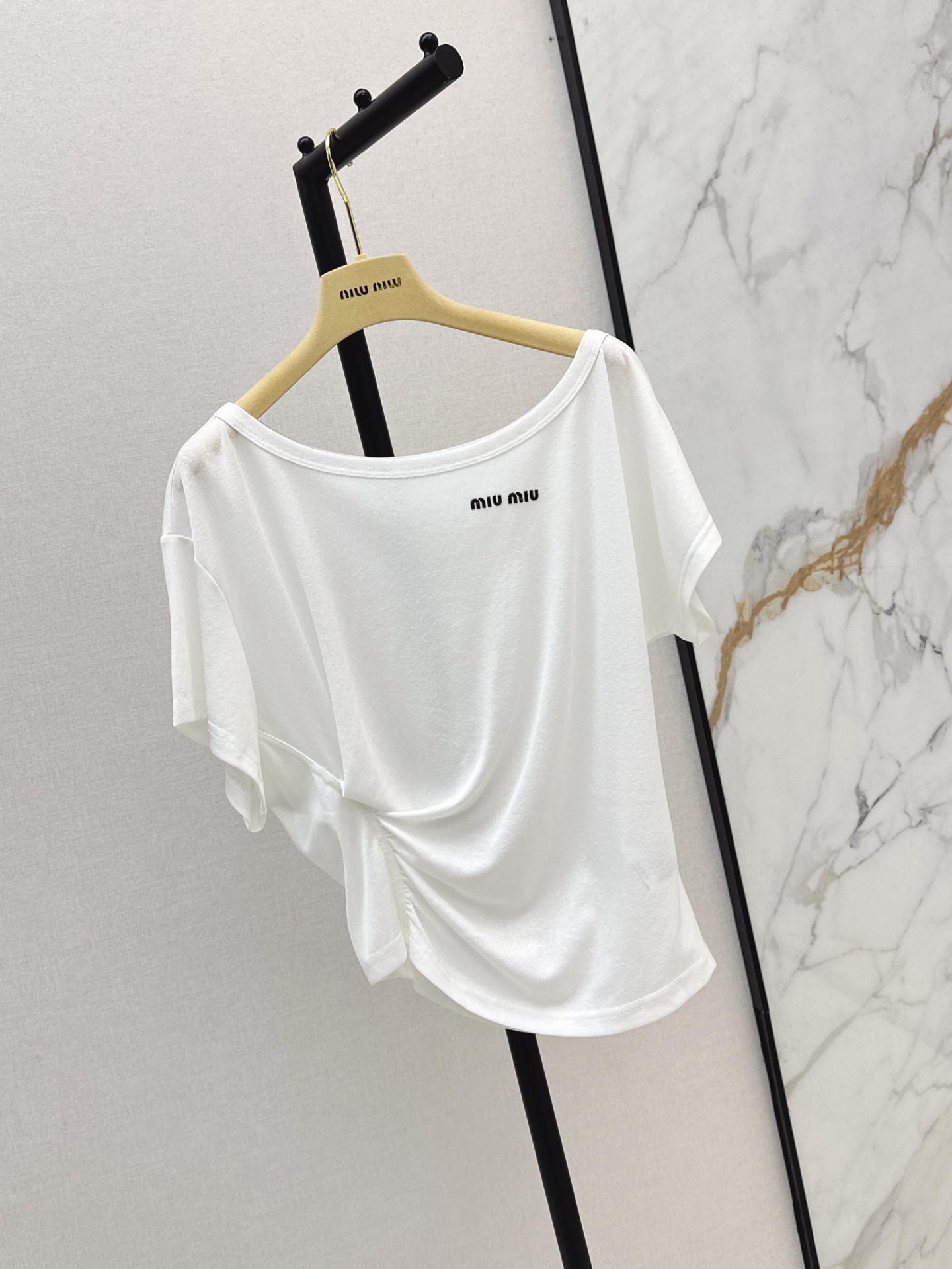 NO:410186,Miu 25Ss————The latest spring and summer one-length letter pullover top custom-made cotton-blend fabric, light and breathable, comfortable and soft, one-length neckline reveals the shoulder and neck, makes it look thinner and feminine. Contrasting letter decoration on the chest, highlighting high-end positioning and fashionable tone. Regular style creates a gentle and quiet literary atmosphere. Four colors are available for sale in stock,,miumiu,alexander wang19860909Miu 25Ss————春夏最新款一字领字母套头上衣定制棉混纺面料 质感轻薄透气 舒适柔软 一字肩领口露出肩颈更显瘦显女人味 胸前撞色字母装饰 彰显高级定位和时尚调性 常规版型 打造温柔恬静的文艺氛围感 四色现货发售sml,,miumiu,alexander wang,Women's clothing