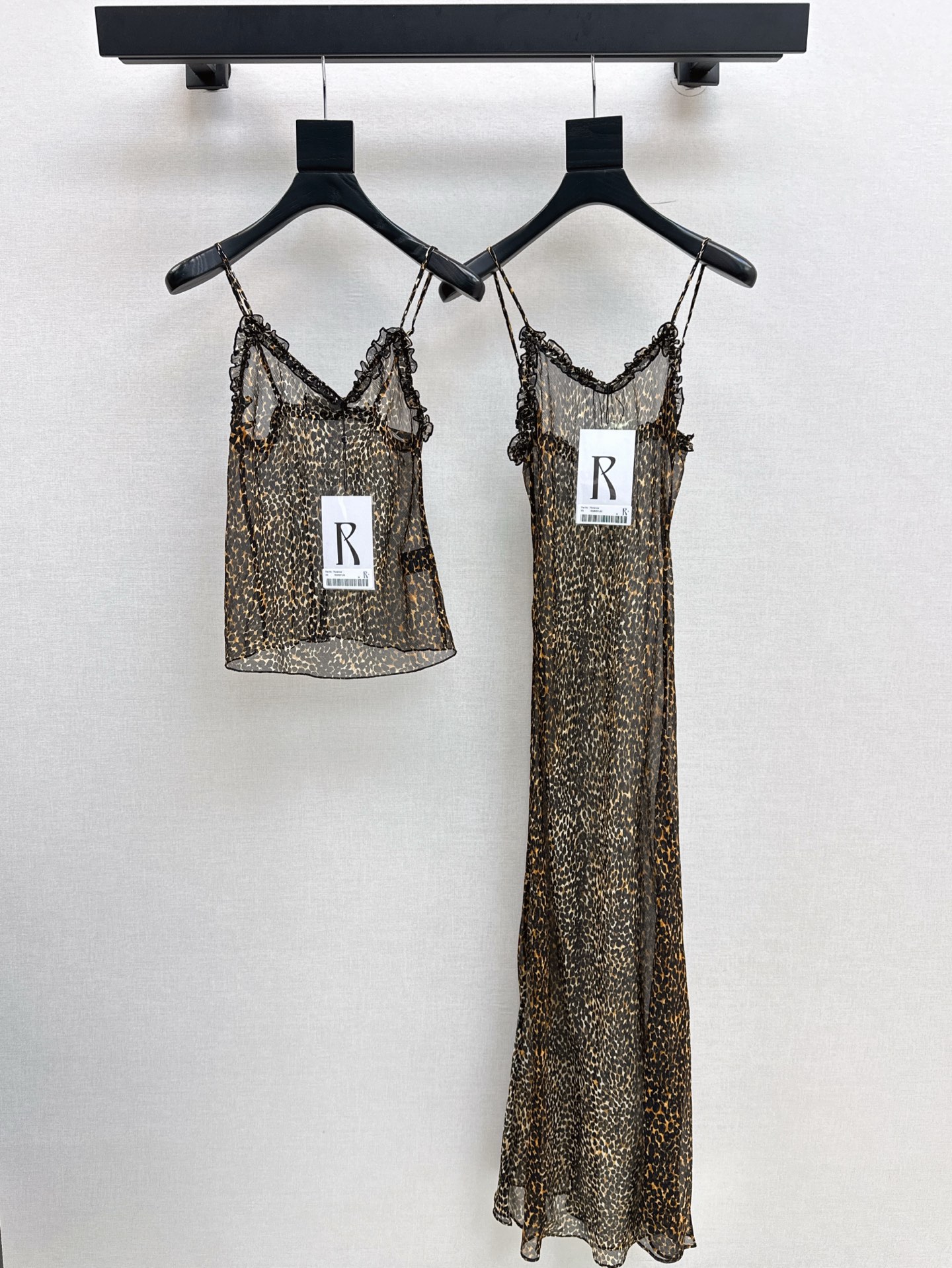 NO:410197,Exclusive first launch, fashionable and niche design, 25Ss————The latest leopard print suspender + long dress with a strong vacation style, romantic and elegant white and rich beauty essentials, imported silk fabric, one-color spot-on xssml short style, skirts, real silk, alexander wang19860909独家首发 时髦小众设计 25Ss———早春最新款豹纹小吊带+长款连衣裙浓郁的度假风气息 浪漫优雅的白富美必备单品 进口真丝面料 一色现货发售xssml 短款,,skirts,real silk,alexander wang,Women's clothing