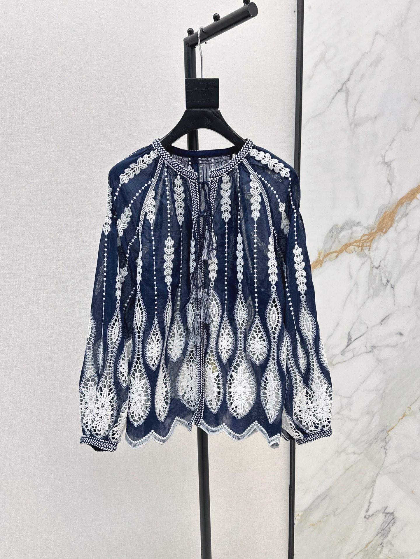 NO:410139,Fashionable design 25Ss————The latest spring and summer style elegant contrasting embroidery hollow flower cluster lace-up top heavy-work positioning embroidery cotton material Handmade hollow trimming process Bubble long sleeves Loose style optimization ratio Unique vacation tone with temperament that cannot be ignored One color spot sml, alexander wang19860909时髦设计 25Ss————春夏最新款雅致撞色刺绣镂空花簇系带开襟上衣重工定位绣花棉料 手工镂空修剪工艺 泡泡长袖 宽松版型优化比例 独特的度假色调 有份不可忽视的气质 一色现货发售sml,,alexander wang,Women's clothing