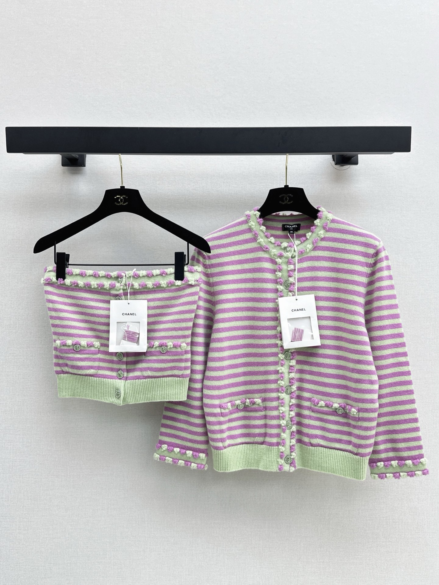 NO:410146,C home 25Ss—————The latest summer limited striped suit for summer, strapless bra + cardigan. Contrast color stripes that are very suitable for summer. Special wool yarn for fixed wool and dyeing. The color matching is too suitable for spring and summer. You have to wear bright colors. Customized buttons from yb. Very exquisite. Recommend a series of stacking. One color split development. SML strapless brass, chanel, alexander wang.19860909C家 25Ss————春夏最新款夏日限定条纹套装抹胸+开衫 超符合夏天气息的撞色条纹 定织定染的特种羊毛纱线 配色也太适合春夏了 就是得穿点亮色系 yb定制的纽扣 十分精致 推荐一系列叠搭 一色分开发 现货发售sml 抹胸,,chanel,alexander wang,Women's clothing